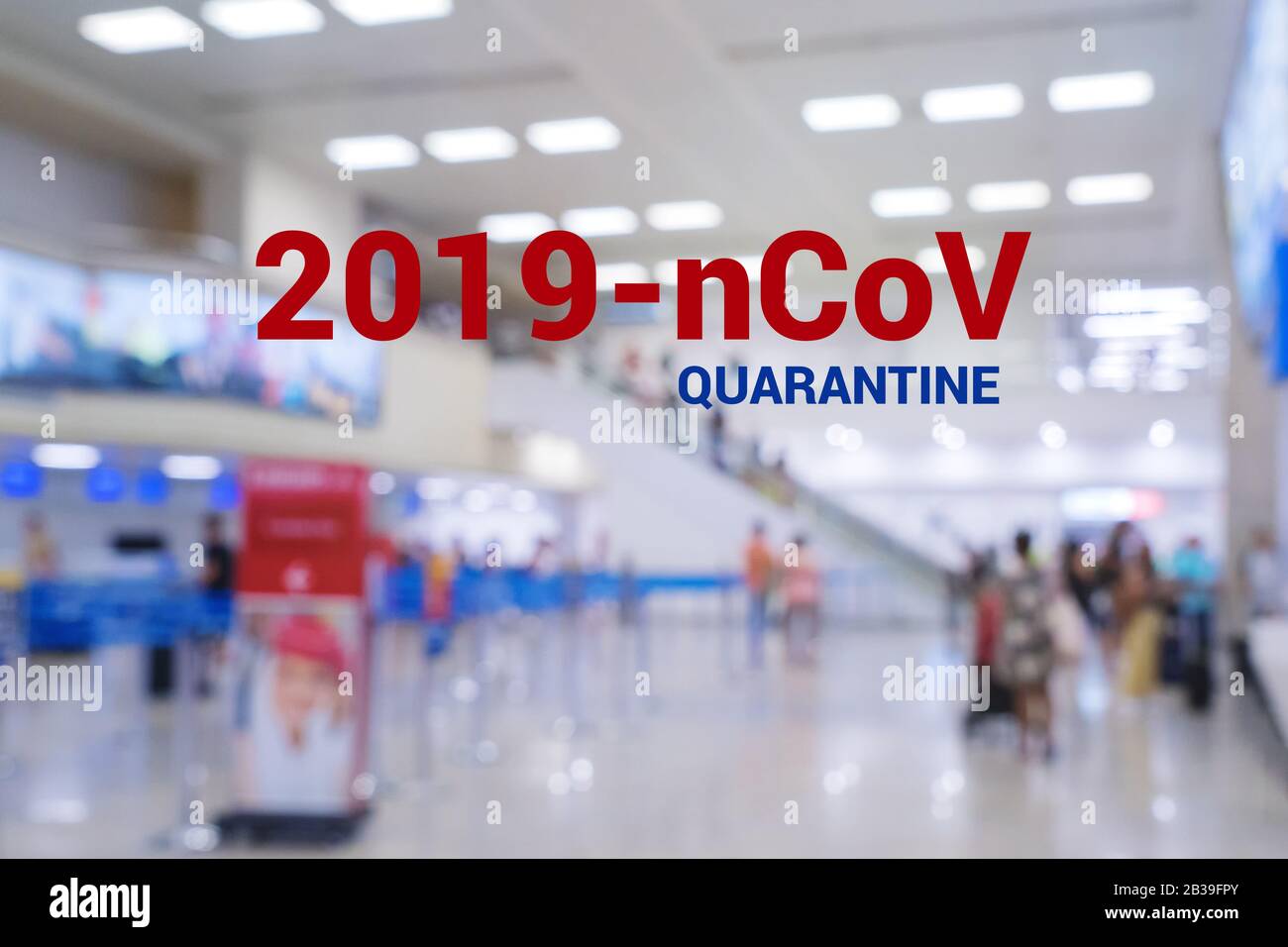 Vue abstraite du terminal de l'aéroport flou avec texte de quarantaine 2019-NVOC. Interdiction de départ et d'entrée en Chine Banque D'Images