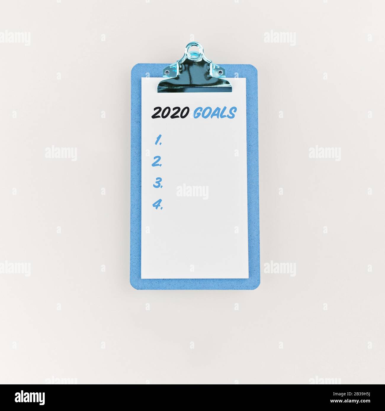 Objectifs 2020 dans le presse-papiers avec sur fond blanc. Presse-papiers de style minimal avec liste de tâches sur fond blanc, style plat. Concept de planification et de résolution Banque D'Images