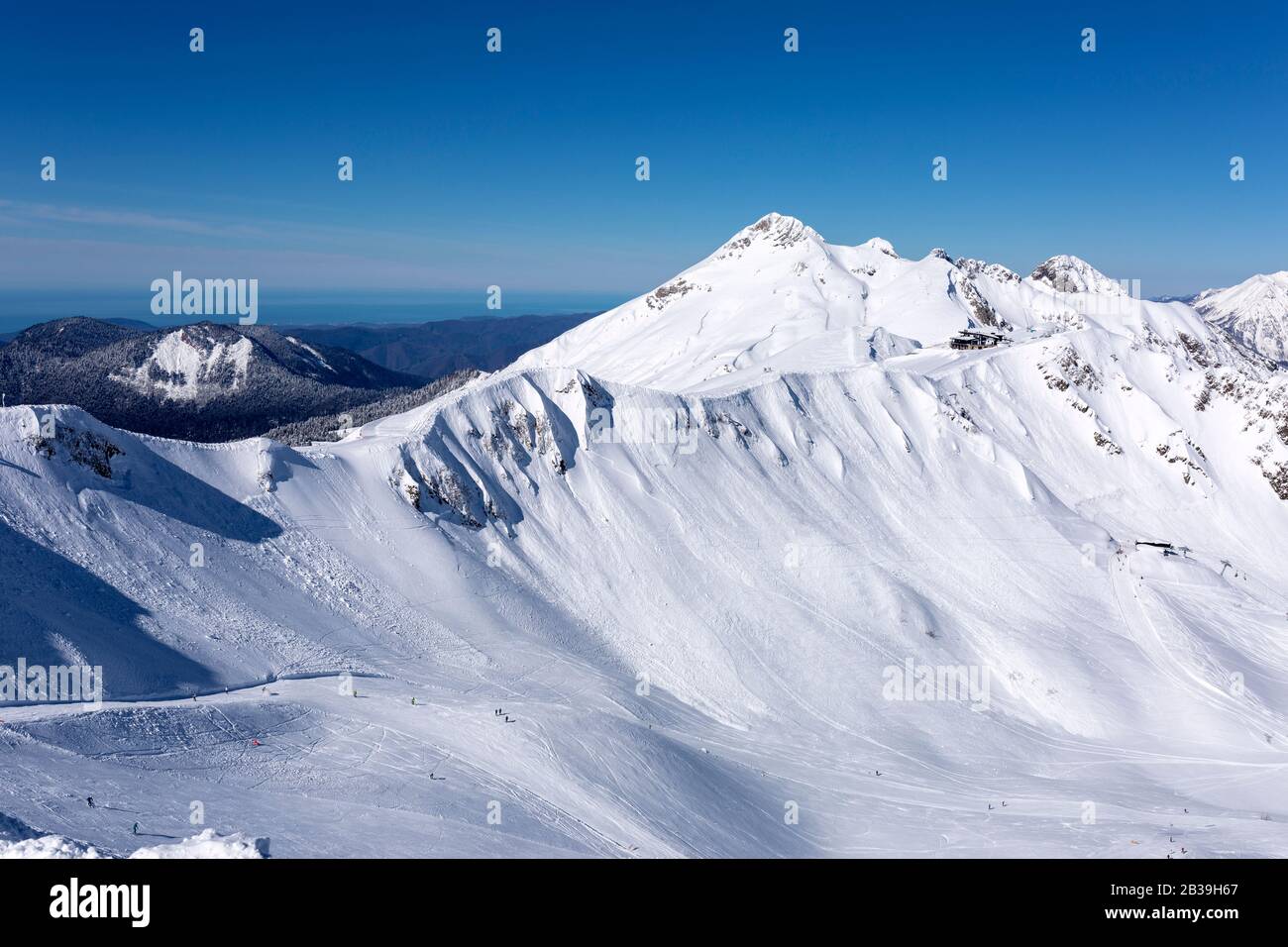 Belle vue sur les montagnes à la station de ski de Roza Khutor, Sotchi. Banque D'Images
