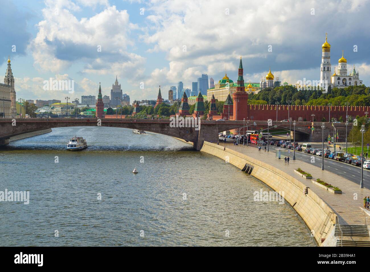 MOSCOU, RUSSIE - 19 JUIN 2019: Vue du pont flottant dans le parc Zaryadye . Tour Spasskaya et place Rouge en été Banque D'Images