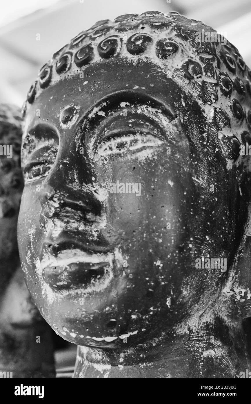 Gros ciment Bouddha tête. Concept d'art moderne. Photographie noir et blanc, mise au point douce Banque D'Images