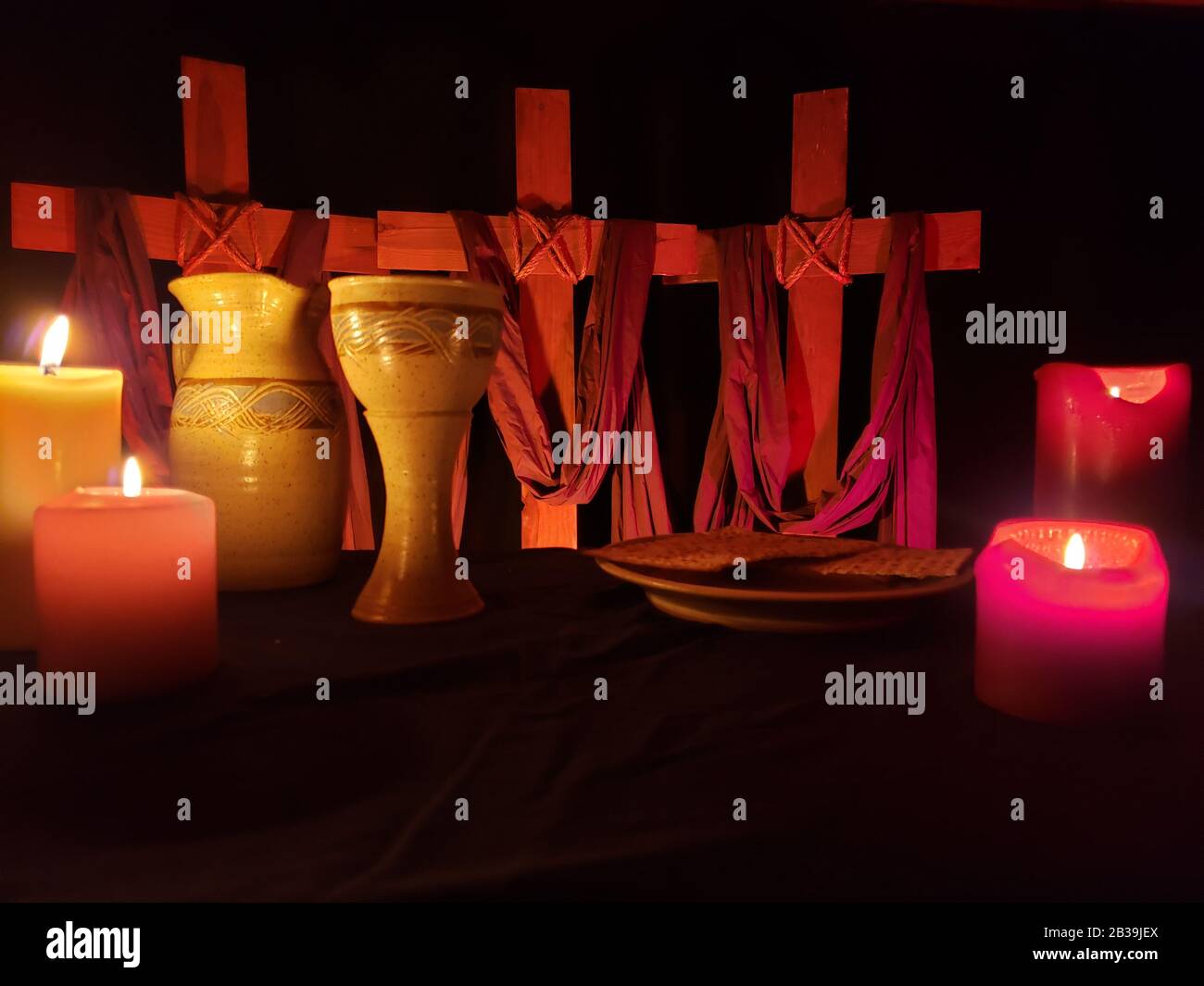 Semaine Sainte Avec un ensemble de communion et des bougies sur une table noire 01 Banque D'Images