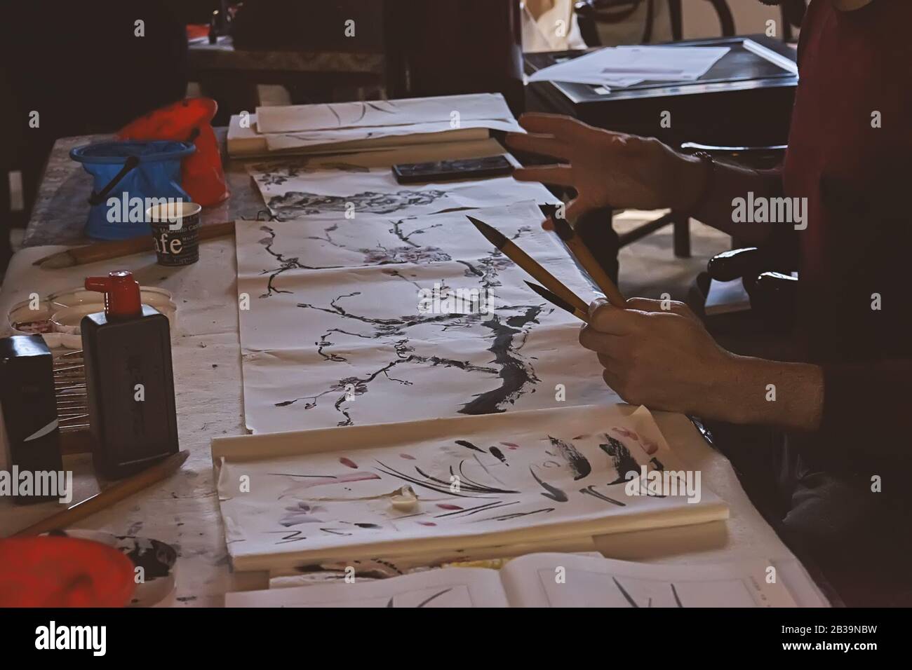 Master donne une leçon de peinture à l'encre chinoise, atelier dans le jardin chinois de la sérénité lors de la célébration du nouvel an chinois à Malte: Santa Lucija, Malte - 19 janvier 2020 Banque D'Images