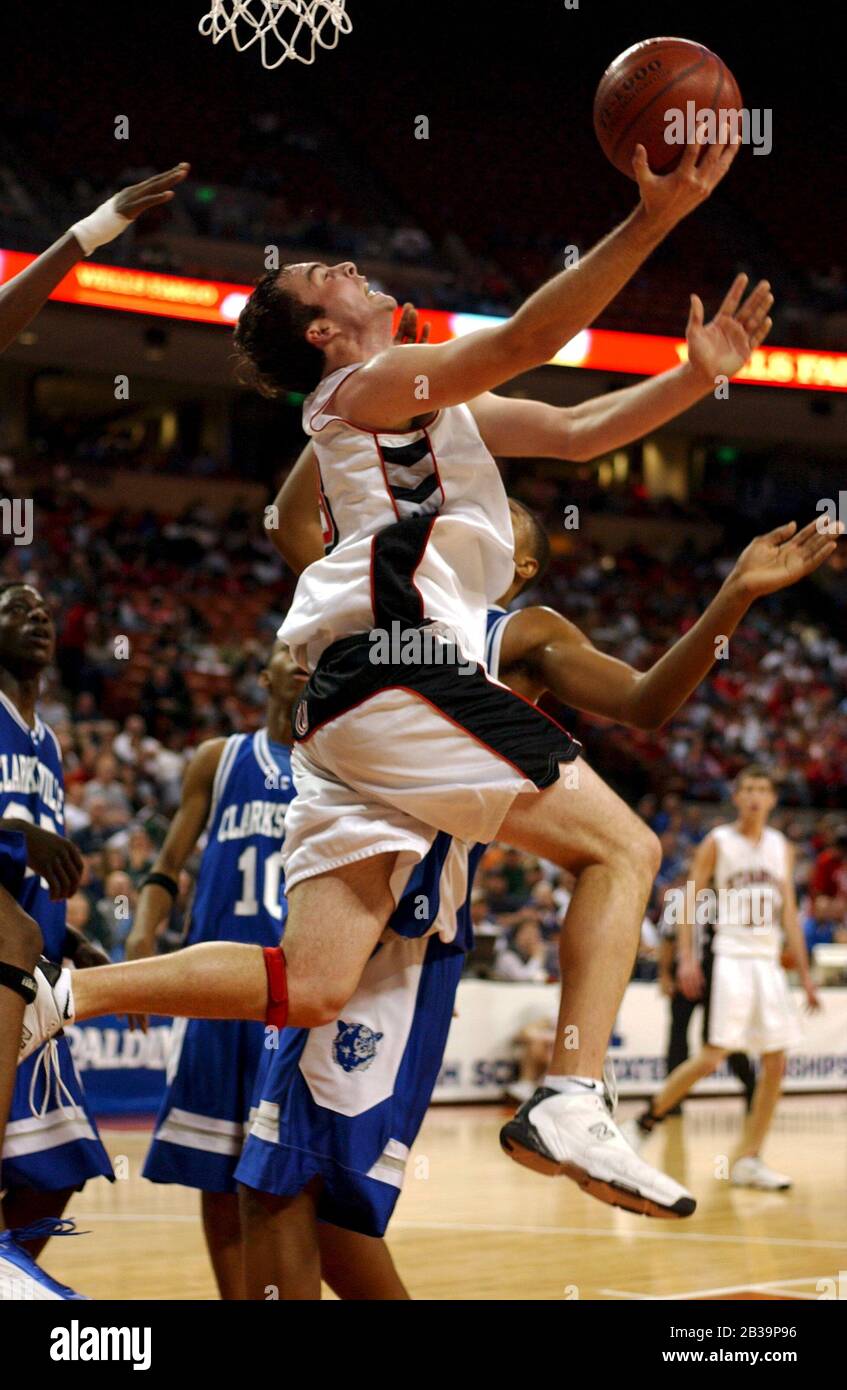 12 mars 2004: Texas garçons High School basketball, Shallowater Stangs (léger) contre Clarksville (bleu). Shallowater a remporté le jeu semi-final de 2 A, 62-46. ©Bob Daemmrich / Banque D'Images