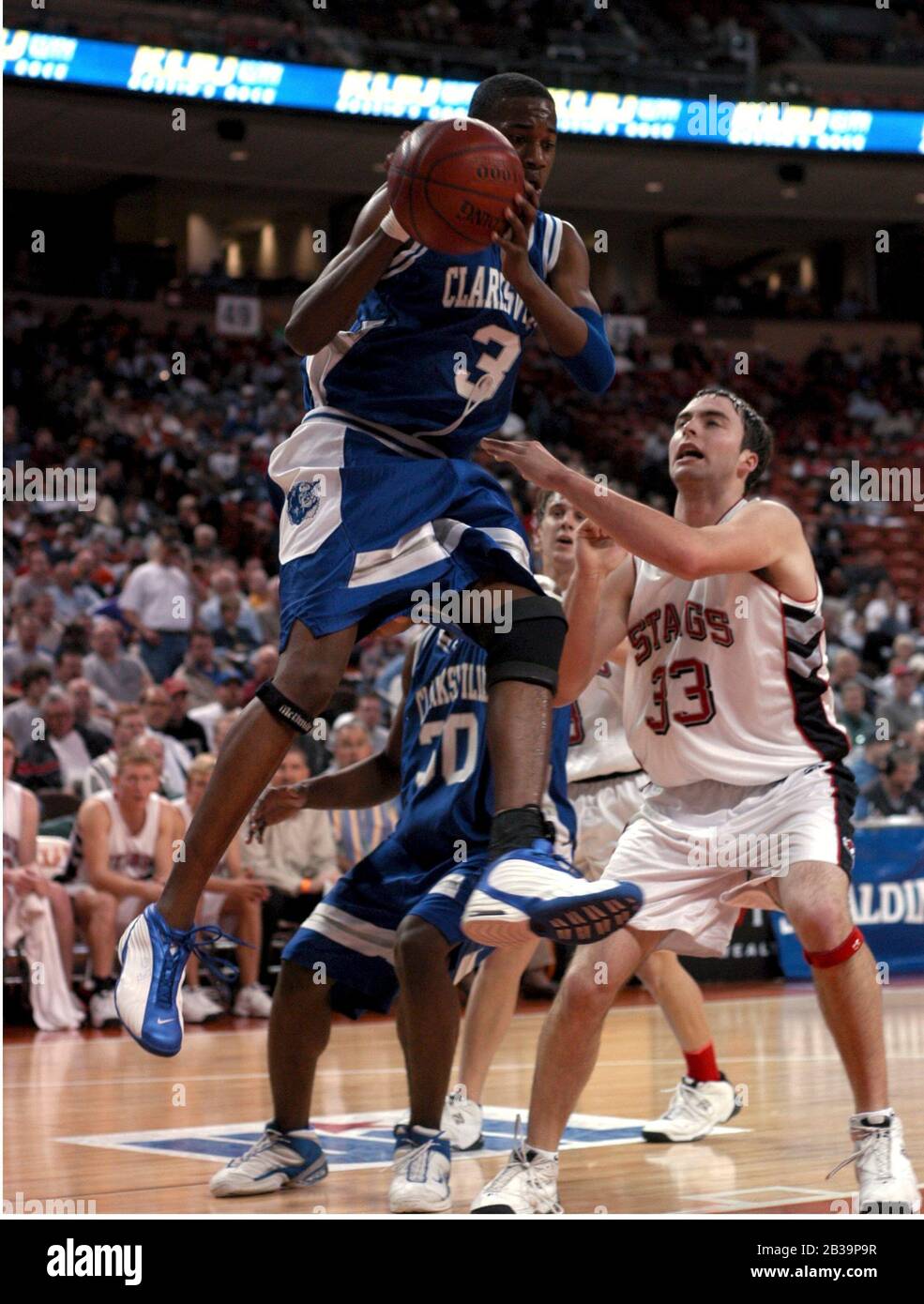 Austin Texas USA, 12 mars 2004: Texas Boys High School basketball, Shallowater Stangs (léger) vs. Clarksville (bleu).Shallowater a remporté la demi-finale 2A, 62-46.©Bob Daemmrich Banque D'Images