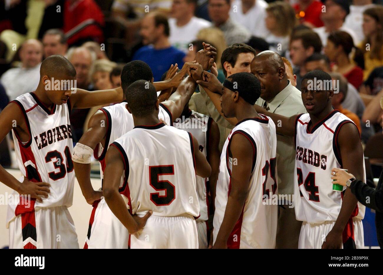 Austin Texas USA, 11 mars 2004: Texas High School Boys basketball, Midland Greenwood (bleu) vs. Gainesville (blanc).Midland Greenwood a gagné, 67-56 pour passer au jeu final 3A.©Bob Daemmrich Banque D'Images