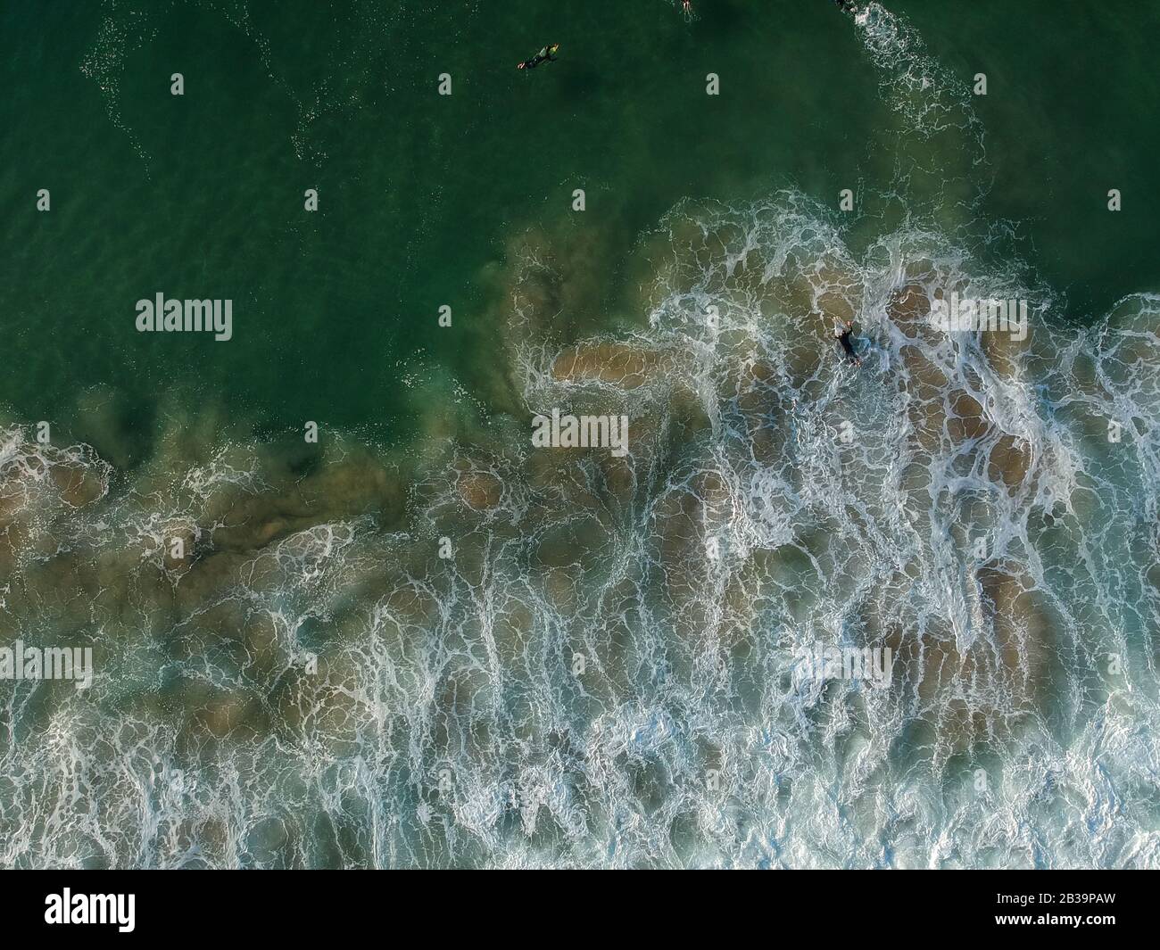 Vue aérienne sur les surfeurs et grande vague dans l'océan. Vue de dessus Banque D'Images