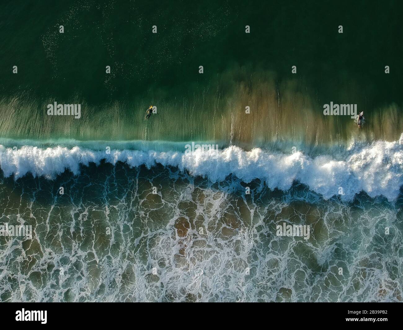 Vue de drone de belles vagues turquiose de mer se brisant sur le ...