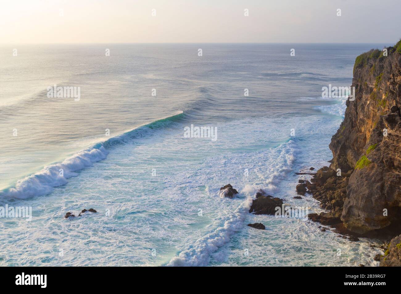 Pura Luhur Uluwatu temple. Paysage incroyable - falaise avec ciel bleu et mer Bali, Indonésie. Banque D'Images