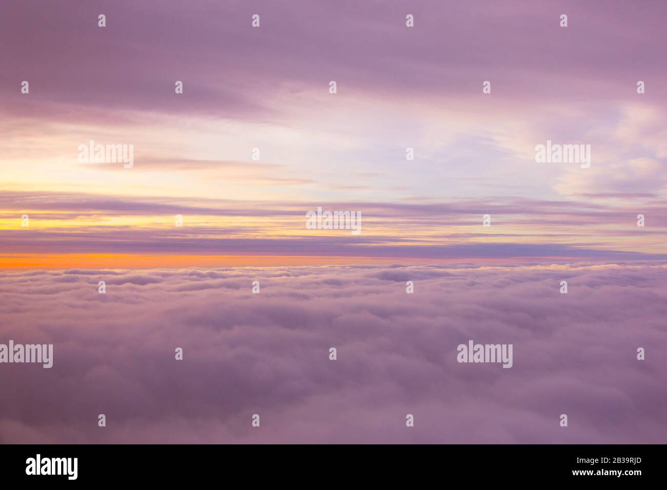 Vue du matin des nuages d'un avion, éclairage rose à différentes hauteurs Banque D'Images