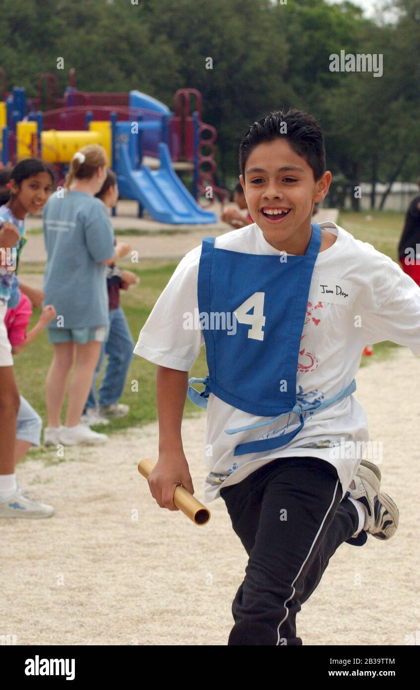 Austin Texas USA, vers 2004: Les garçons de quatrième classe concourent en relais pendant la course et les journées de terrain à leur école primaire.©Bob Daemmrich Banque D'Images