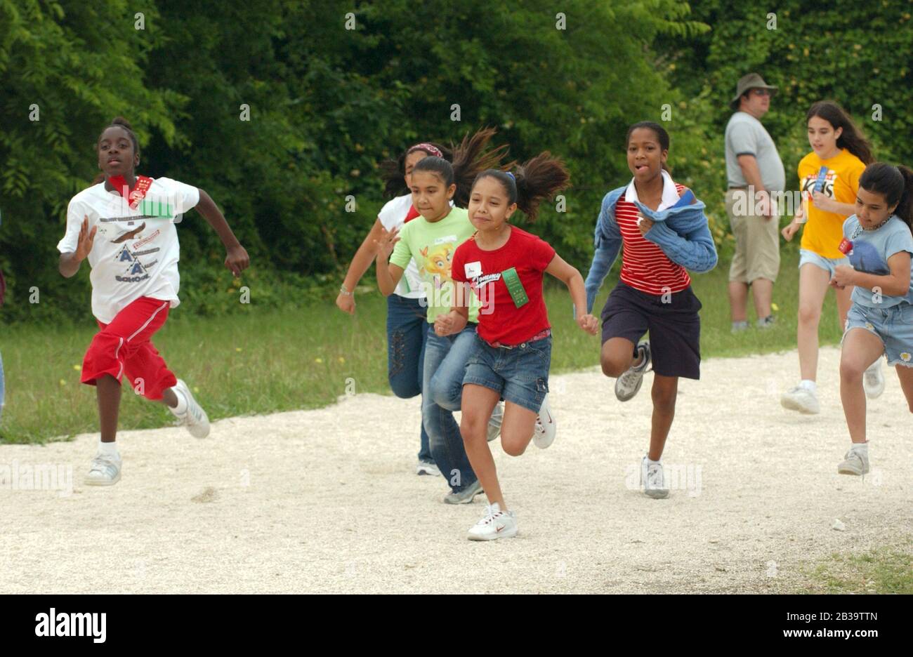 Austin Texas USA, vers 2004: Les filles de quatrième année s'affrontent dans la course de mille pendant la piste et le jour de terrain à leur école primaire.©Bob Daemmrich Banque D'Images