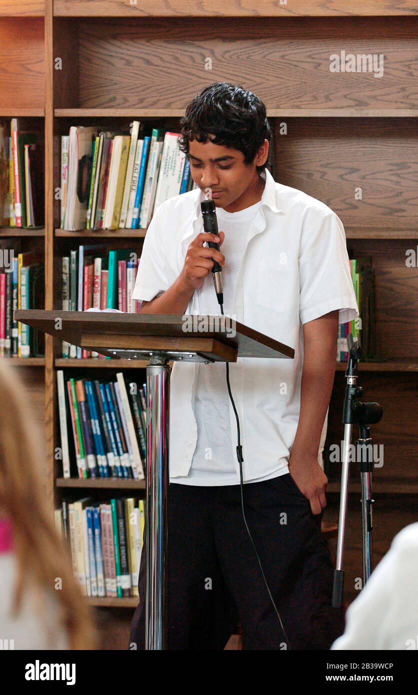 Austin, Texas, États-Unis, vers 2004:: Un garçon de 7e année est en compétition dans le premier 'Poetry Slam' à la bibliothèque du collège postsecondaire de Fulmore.©Bob Daemmrich Banque D'Images