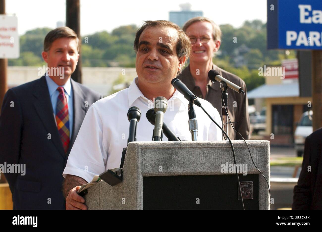 Austin, Texas USA, 9 septembre 2004 : le propriétaire d'un magasin local parle aux médias lors d'une coupe de ruban pour un projet de rénovation de rue près de son entreprise qui a été terminé des mois plus tôt.©Bob Daemmrich Banque D'Images