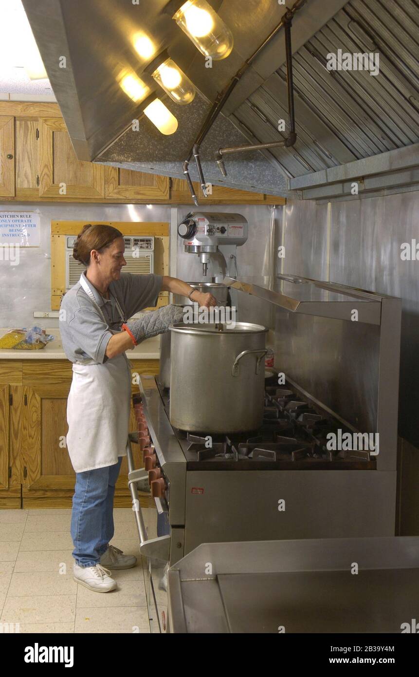 Del Valle, Texas, 25 octobre 2004 : une femme qui cuisine dans la cuisine commerciale du Austin transition Centre, une maison à mi-chemin pour les paraboles qui font la transition de la prison au monde libre.(Les personnes représentées sur les photos sont des modèles) ©Bob Daemmrich Banque D'Images