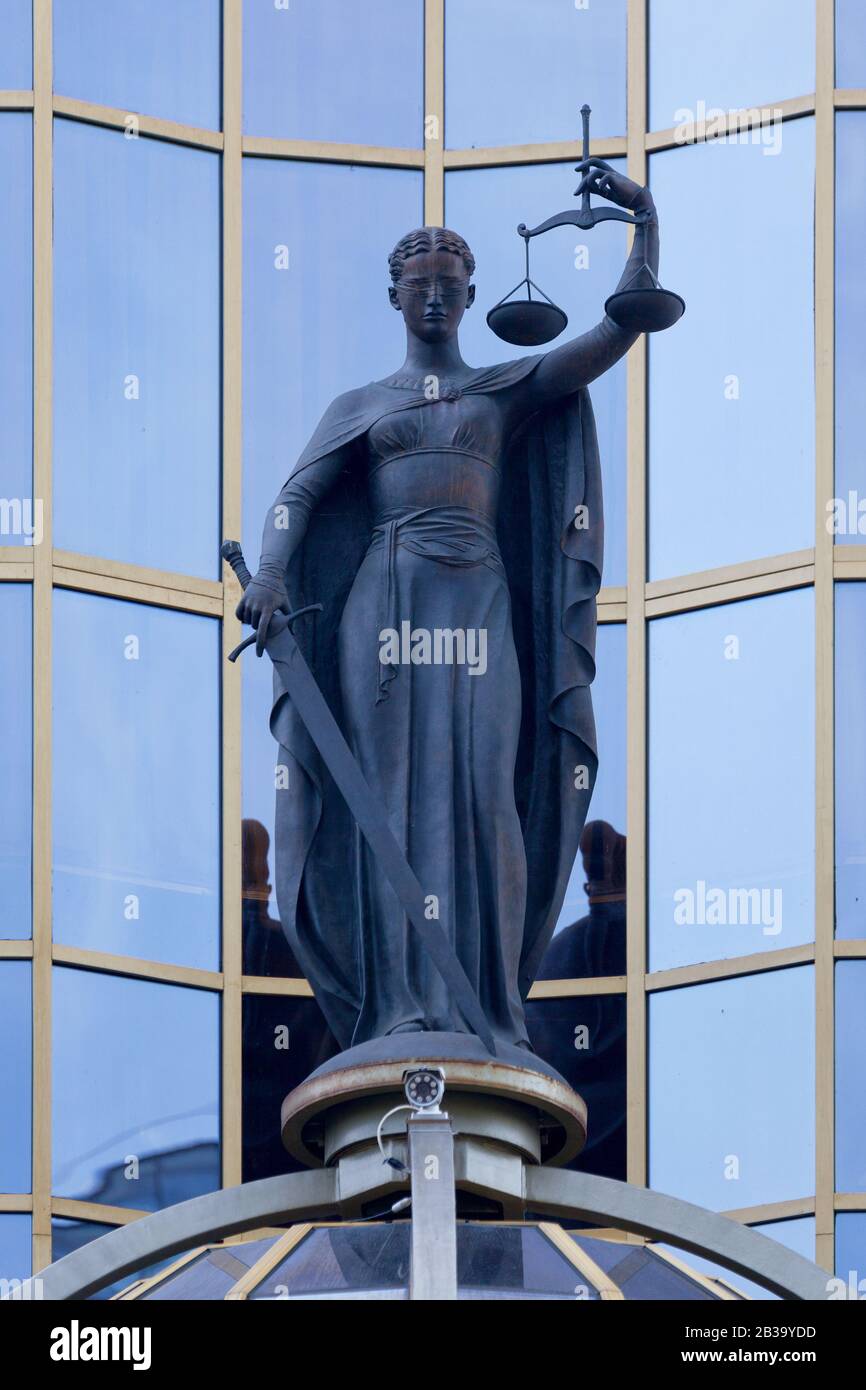 Irkoutsk, Russie - 25 juillet 2018 : statue en bronze de Lady Justice au sommet de l'entrée principale du tribunal d'arbitrage du district de Sibérie orientale. Banque D'Images
