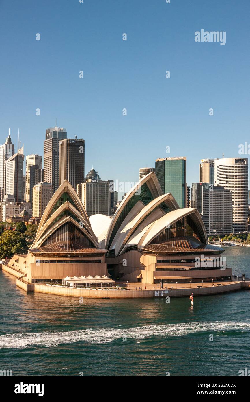Sydney, Australie - 11 Décembre 2009 : Opéra. Gros plan portrait avec gratte-ciel d'affaires dans le dos sous le ciel bleu. Banque D'Images