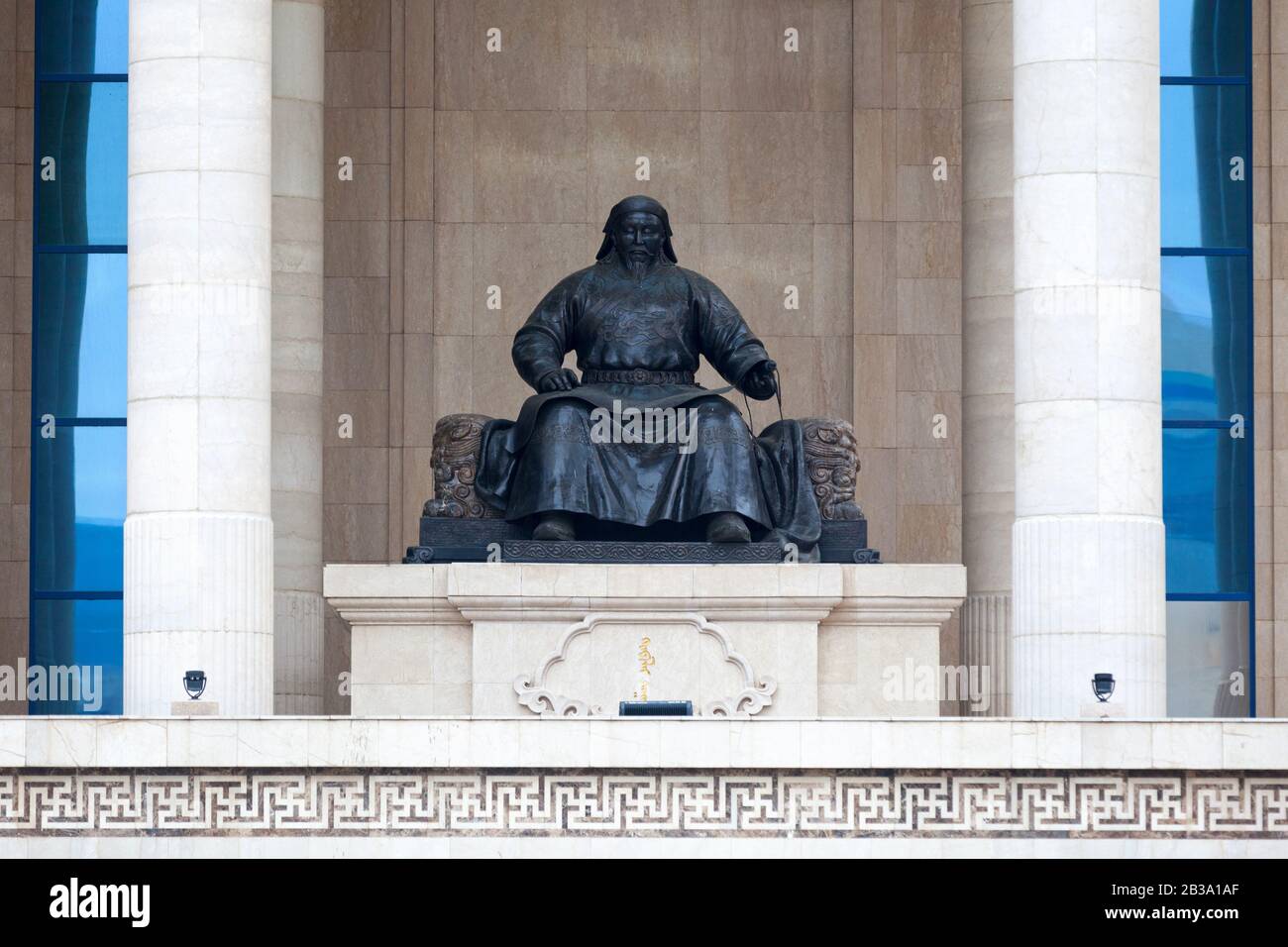 Ulan Bator, Mongolie - 31 juillet 2018 : monument à Kublai Khan au Palais du Gouvernement (Mongol: Засгын газрын ордон, Zasgiin gazriin ordon). Banque D'Images