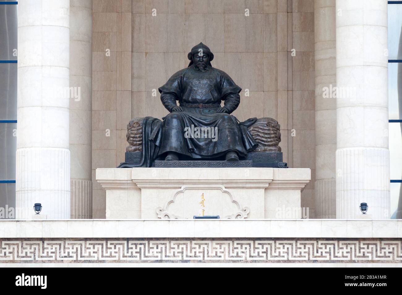 Ulan Bator, Mongolie - 31 juillet 2018 : monument à Ögedei Khan au Palais du Gouvernement (Mongol: Засгын газрын ордон, Zasgiin gazriin ordon). Banque D'Images