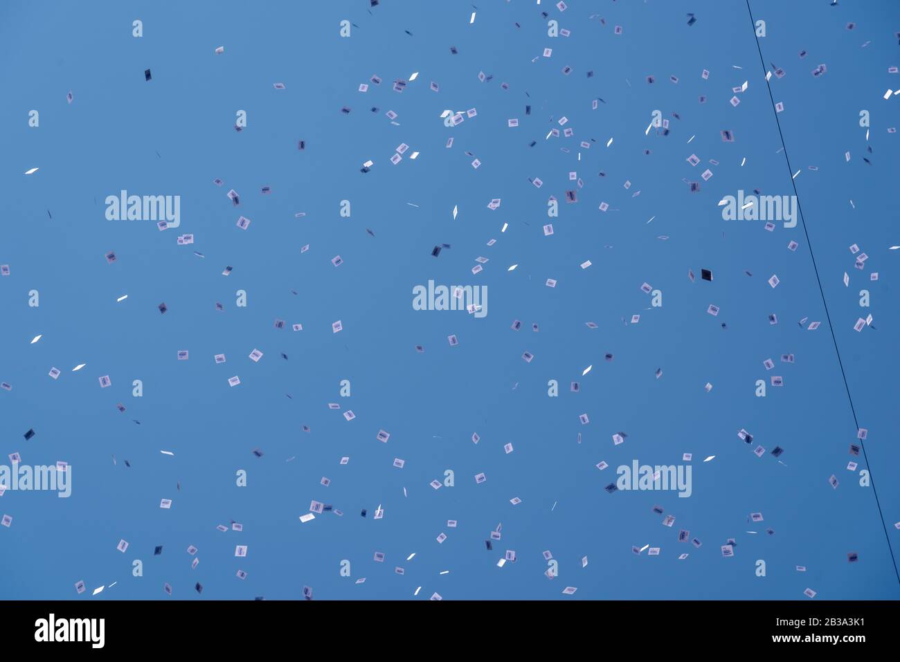 Buenos Aires, Argentine; 10 décembre 2019: Panflets tombant d'un toit d'un bâtiment dans l'hypothèse d'Alberto Fernandez comme président Banque D'Images