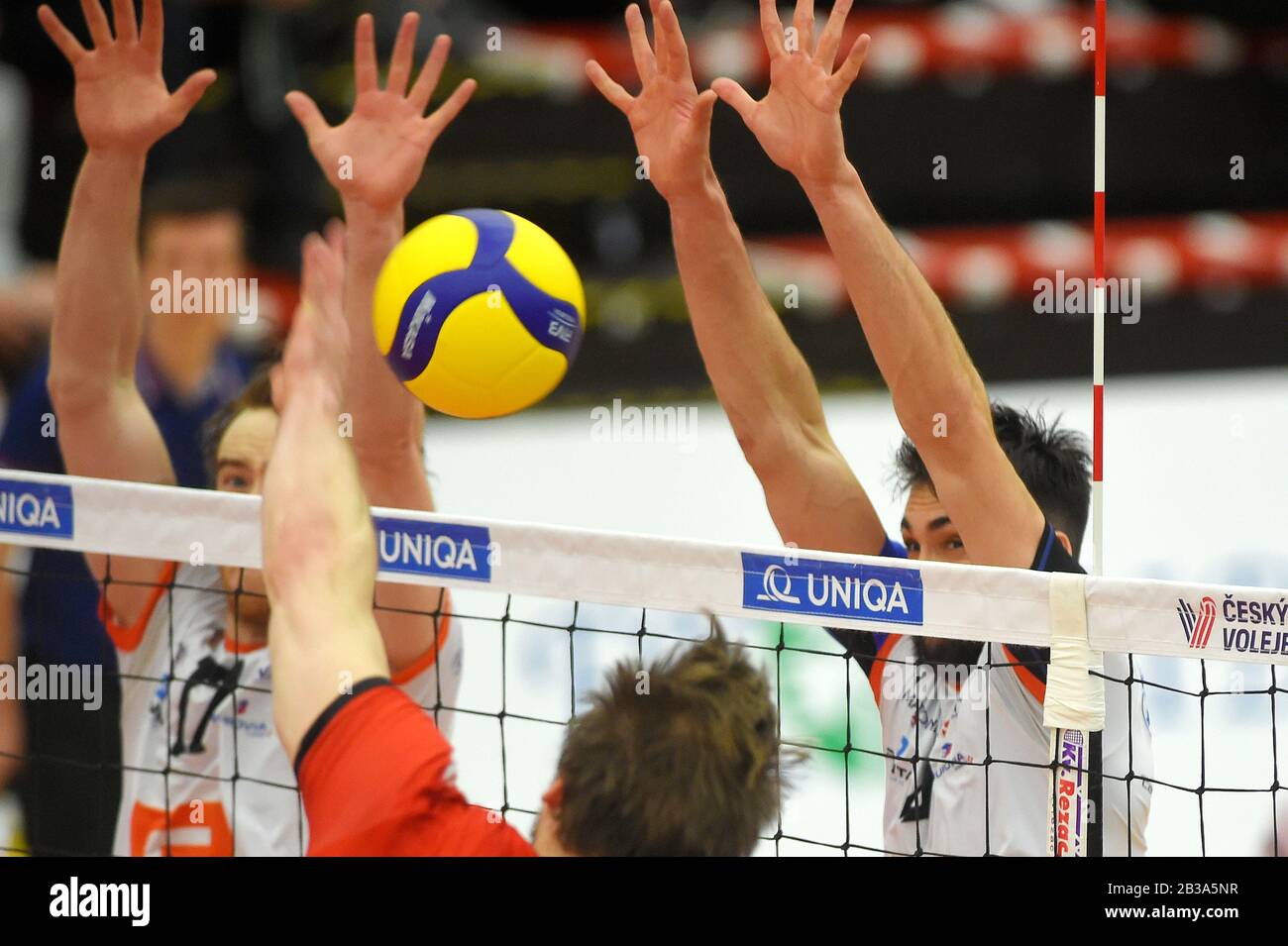 Karlovy Vary, République Tchèque. 04 mars 2020. L-R Marc Wilson (Karlovarsko), Lincoln Williams (Ankara) et Lukasz Wiese (Karlovarsko) en action lors du match de la coupe du Défi du Volleyball masculin en finale VK Karlovarsko (tchèque) contre Spor Toto Ankara (Turquie), joué à Karlovy Vary (République tchèque) le 4 mars 2020. Crédit: Slavomir Kubes/Ctk Photo/Alay Live News Banque D'Images