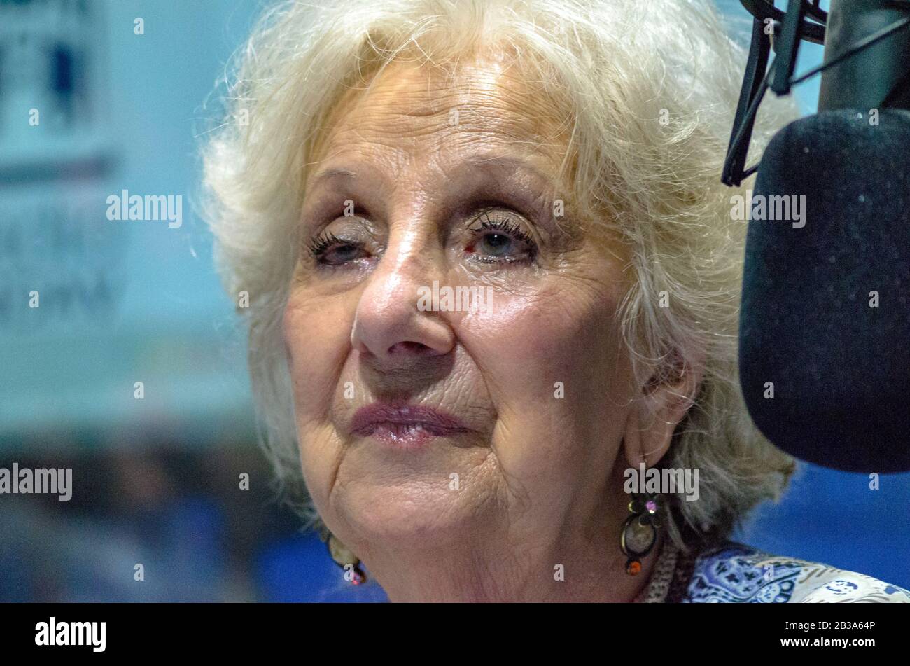 Le Président de Grandmothers de la Plaza de Mayo, Estela de Carlotto, dans une interview à une station de radio universitaire Argentine Banque D'Images