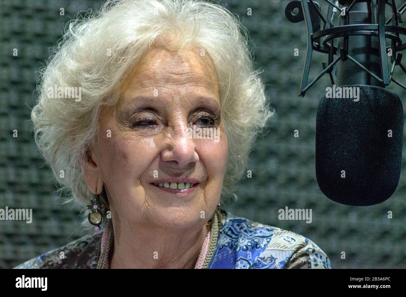 Le Président de Grandmothers de la Plaza de Mayo, Estela de Carlotto, dans une interview à une station de radio universitaire Argentine Banque D'Images