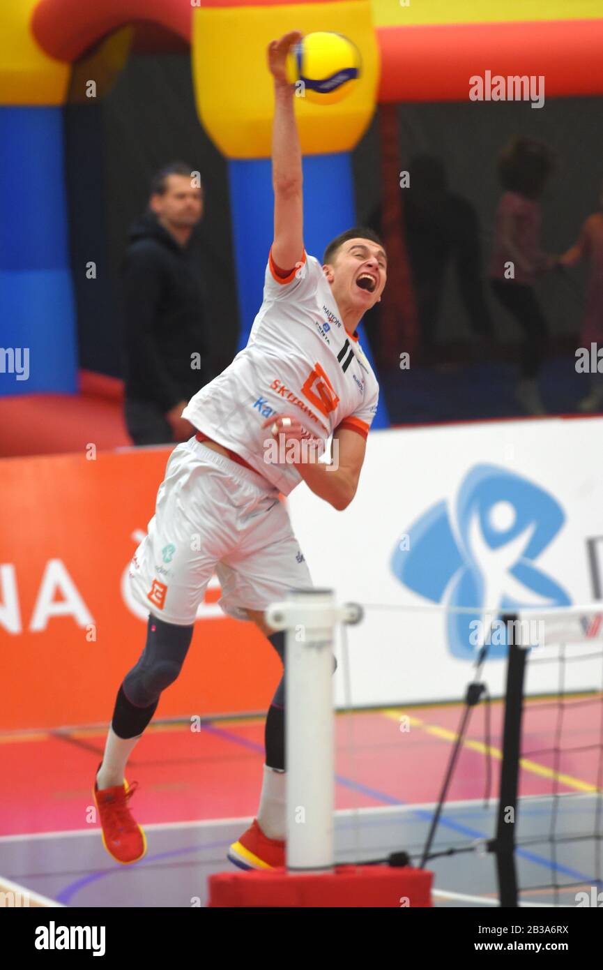 Karlovy Vary, République Tchèque. 04 mars 2020. Lukas Vasina (Karlovarsko) en action lors du match de la coupe masculine de défi de volley-ball finale VK Karlovarsko (tchèque) contre Spor Toto Ankara (Turquie), joué à Karlovy Vary (République tchèque), le 4 mars 2020. Crédit: Slavomir Kubes/Ctk Photo/Alay Live News Banque D'Images