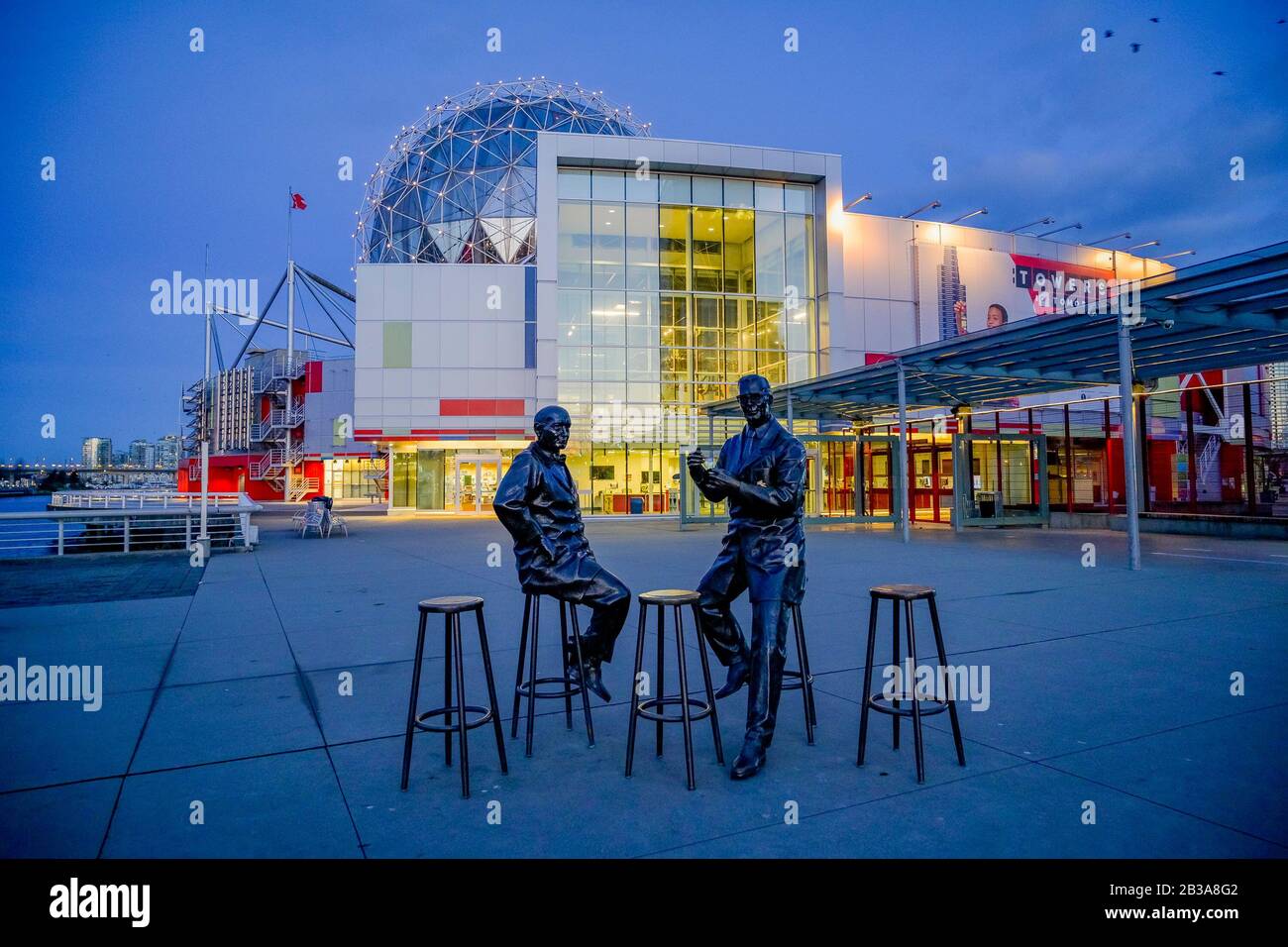 Sculpture des médecins de recherche sur les cellules souches James Till et Ernest McCulloch par l'artiste Ruth Abernethy à Telus World of Science, Vancouver (Colombie-Britannique) Banque D'Images