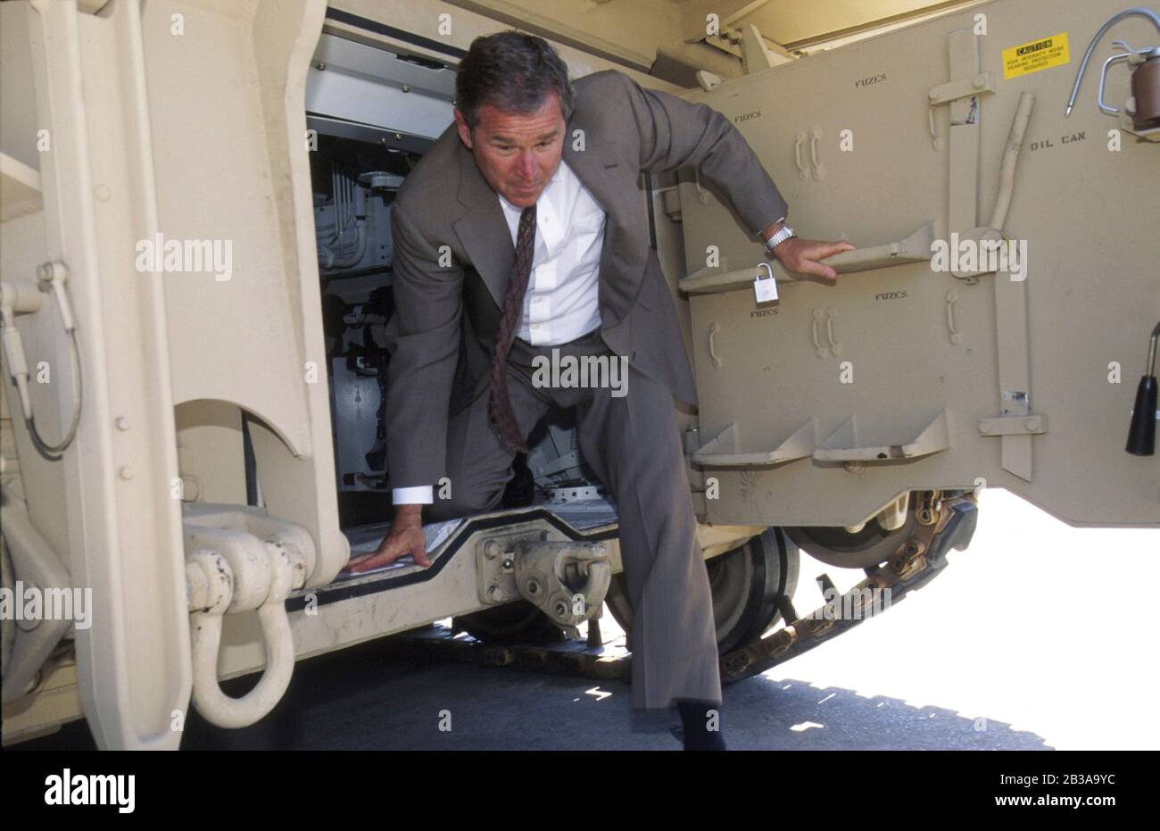 Pi.Hood, Texas ISA, 1995 : le gouverneur du Texas George W. Bush quitte le porte-troupes blindé lors de la visite de la base d'entraînement de l'armée dans le centre du Texas.©Bob Daemmrich Banque D'Images