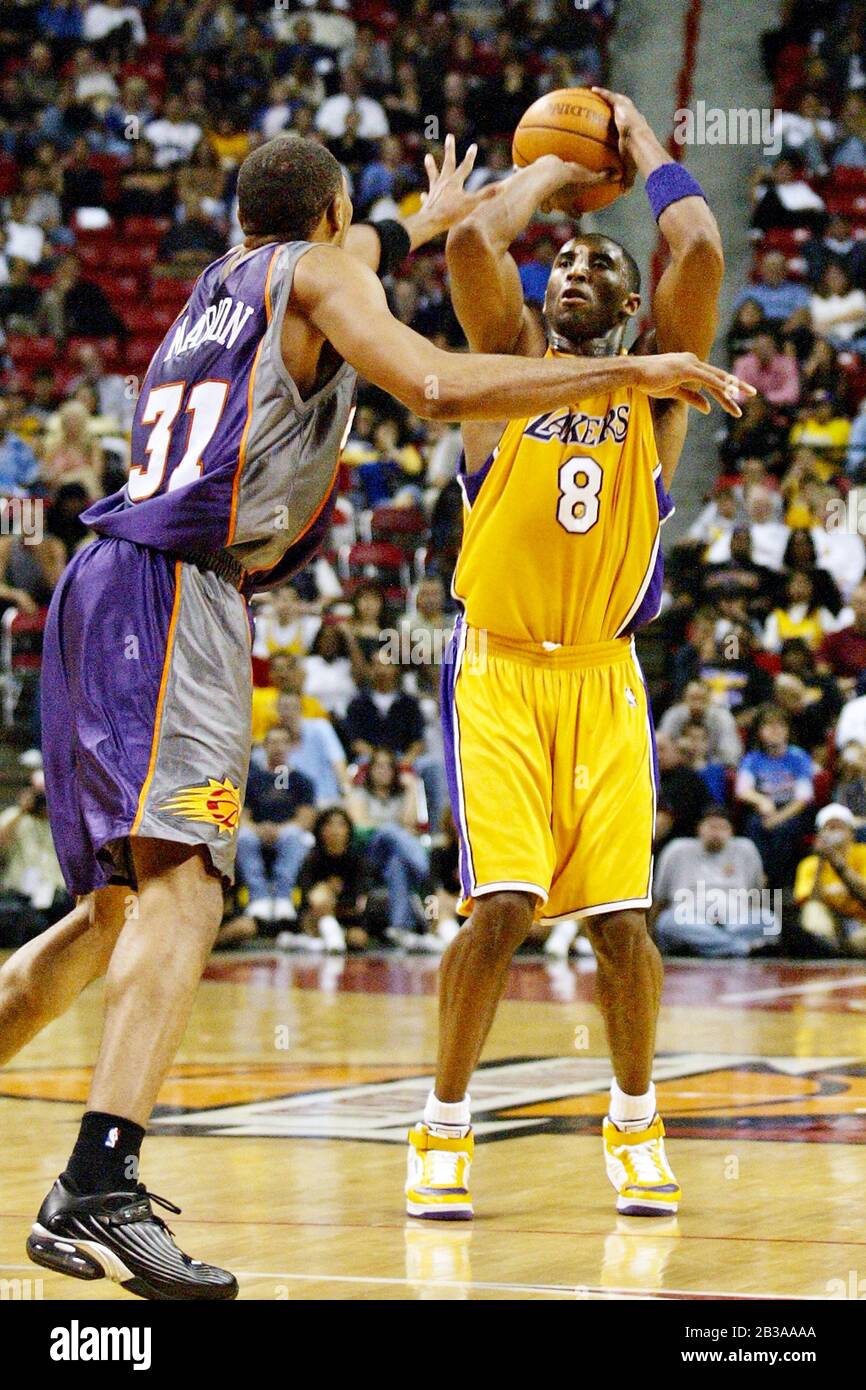 Le joueur de basket-ball Kobe Bryant de LA Lakers joue dans un match contre les Phoenix Suns. Banque D'Images