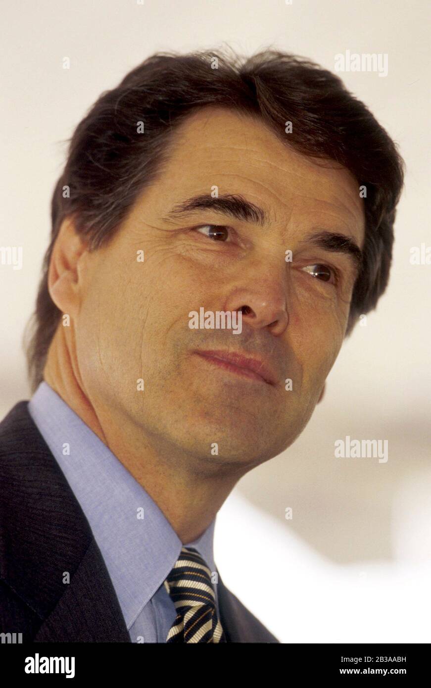 Round Rock, Texas USA, 18 décembre 2000; le gouverneur du Texas récemment assermenté Rick Perry se mêle aux hommes d'affaires et aux lobbyistes lors d'une cérémonie d'inauguration.©Bob Daemmrich Banque D'Images