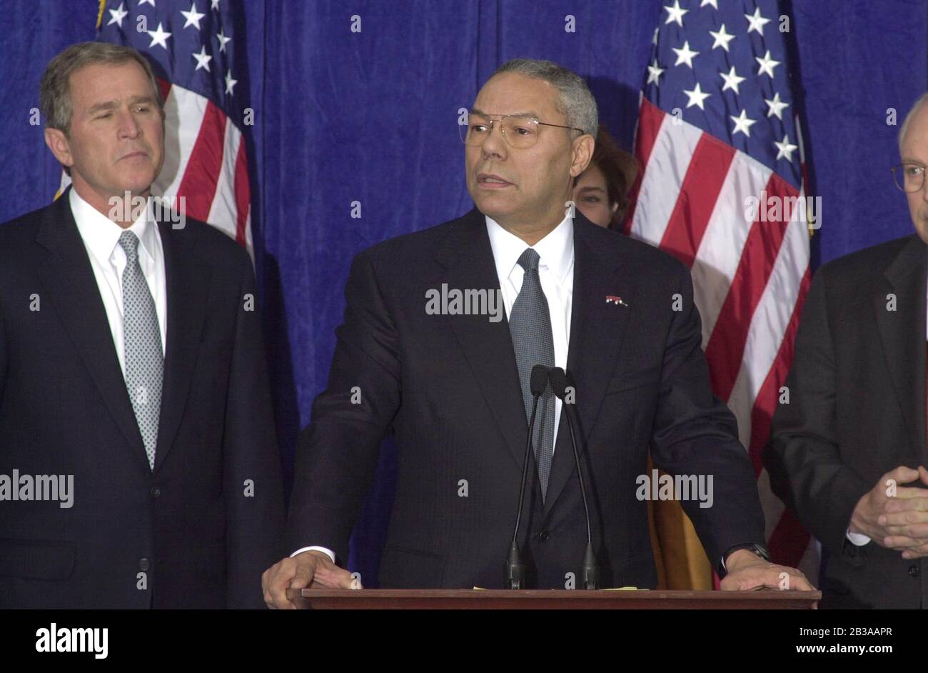 Crawford, Texas USA, 16 DEC 2000: Le président américain élu George W. Bush annonce sa sélection de Colin Powell comme secrétaire d'État dans la nouvelle administration Bush.©Bob Daemmrich Banque D'Images