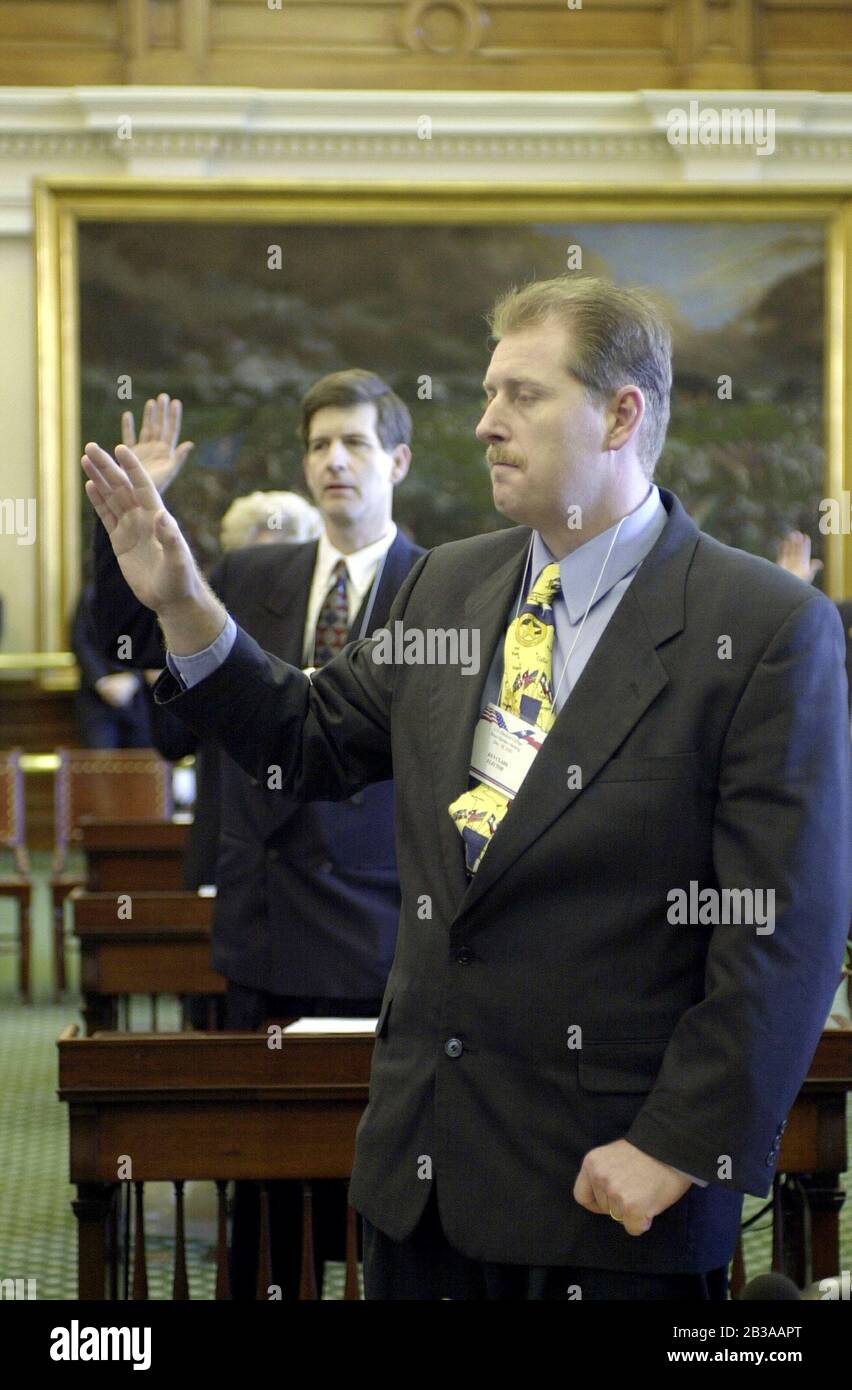 Austin, Texas États-Unis, 18 déc 2000 : l'électeur républicain Ken Clark du Texas prêtera serment avant de voter au Collège électoral du Capitole du Texas.Le candidat républicain George W. Bush, le gouverneur de Teas, et son colistier l’ont emporté à l’unanimité.©Bob Daemmrich Banque D'Images