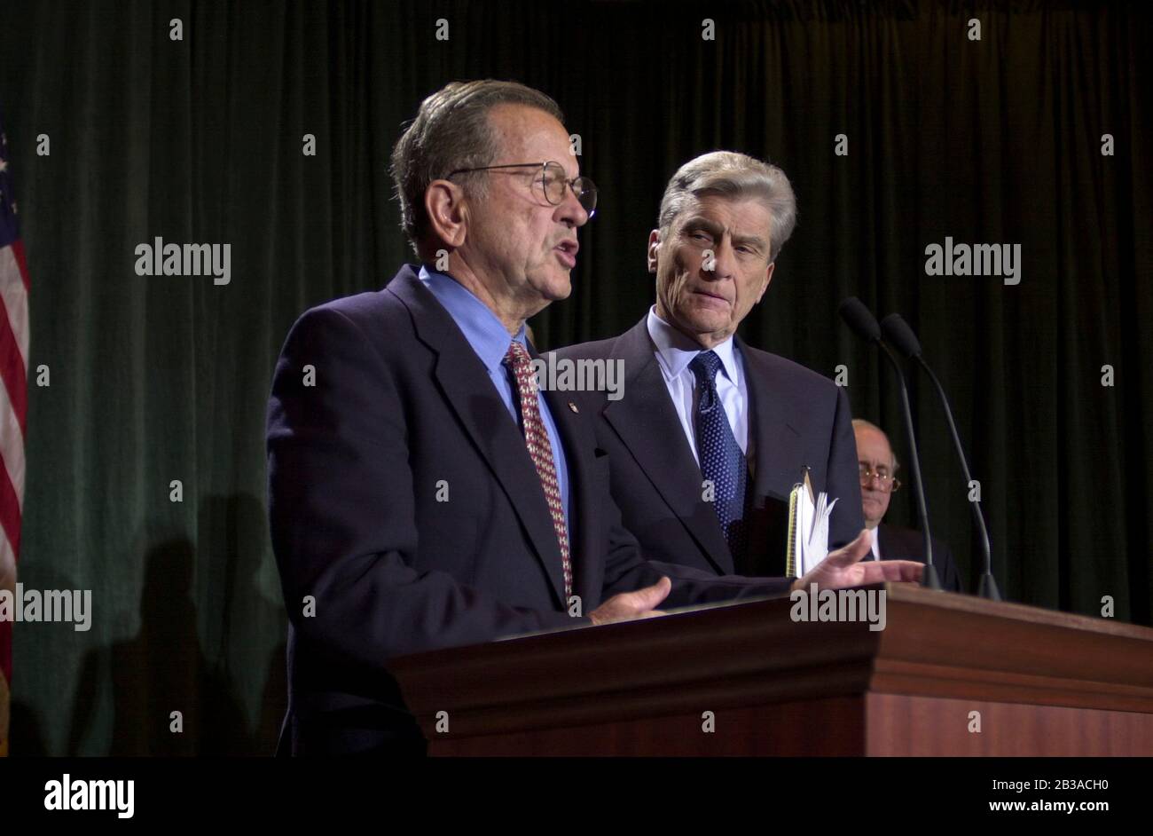 Austin, Texas, États-Unis, 08 JANVIER 2001: Le sénateur Ted Stevens (à gauche), président du Comité des crédits, et le sénateur John Warner, président du Comité des services armés, discutent avec les journalistes après leur rencontre avec le président élu George W. Bush pour discuter des questions de défense.©Bob Daemmrich Banque D'Images