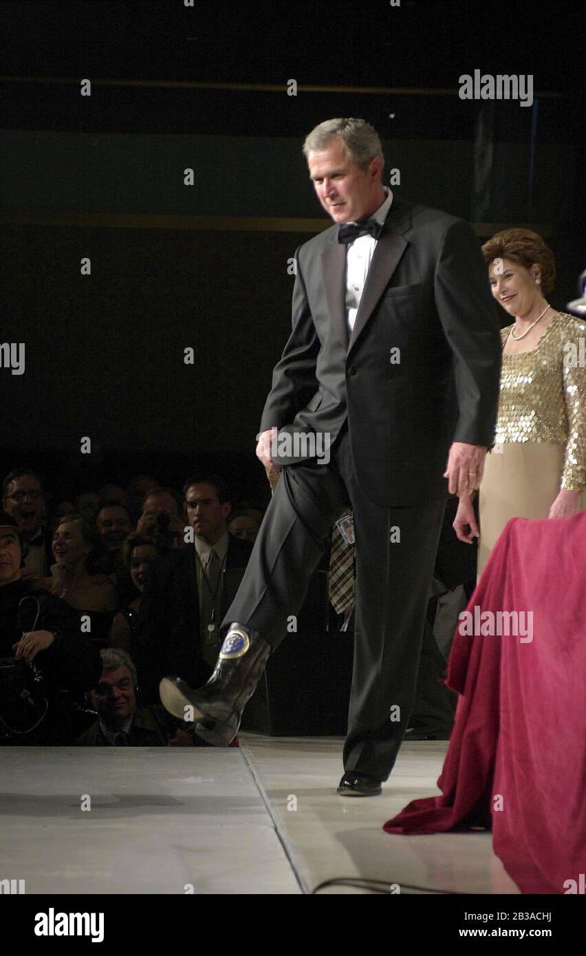 Washington, D.C., États-Unis, 20 2001 janvier : le Presc. George W, récemment inauguré, présente ses bottes de cow-boy avec le sceau présidentiel au ballon inaugural Black Tie and Boots de la Texas State Society.©Bob Daemmrich Banque D'Images