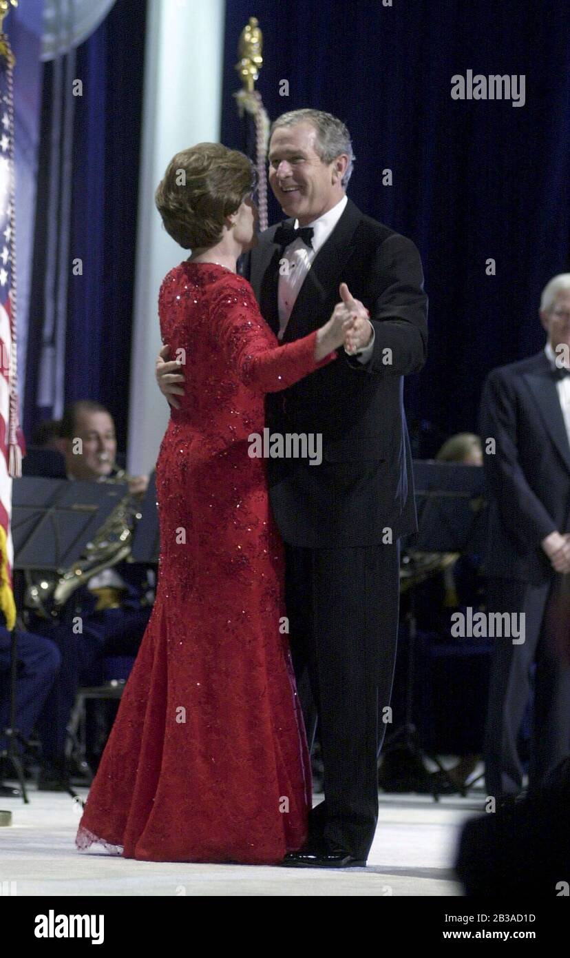 Washington D.C., États-Unis, le 20 2001 janvier : George W. Bush et la première dame Laura Bush, nouvellement inaugurés, dansent au bal inaugural du Texas-Wyoming, mis sur pied par des délégations de l'État natal du Texas du Presd Bush et de l'État du Wyoming du Vice Presd. Cheney.©Bob Daemmrich Banque D'Images