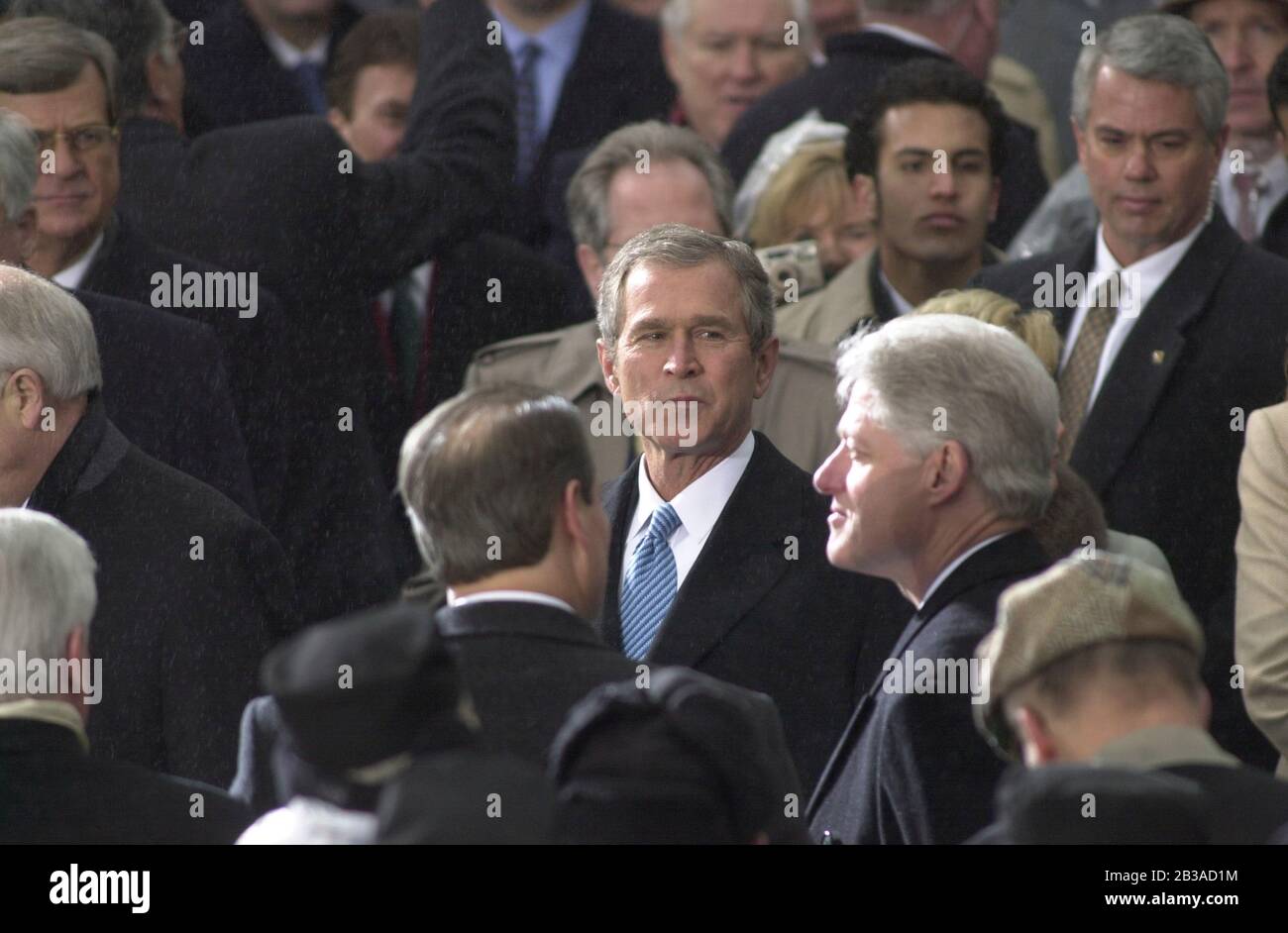 Washington, D.C., Etats-Unis, le 20 2001 janvier : le président entrant George W. Bush attend d'être assermenté comme 43ème président des Etats-Unis lors de la cérémonie inaugurale.Bill Clinton, presse sortante, est sur la droite.©Bob Daemmrich Banque D'Images