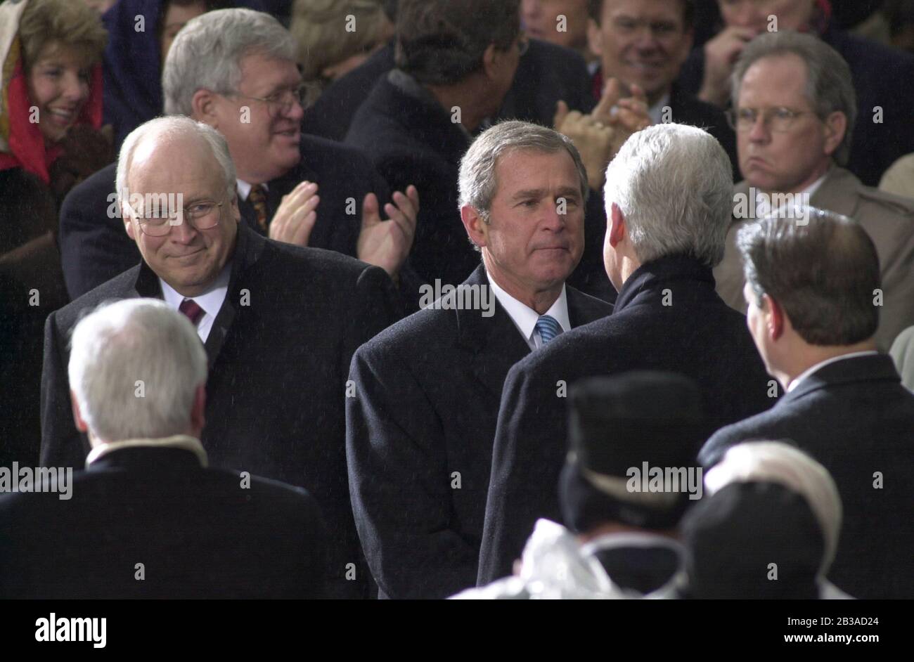 Washington, D.C., Etats-Unis, janvier 20 2001: Le Presiden. George W. Bush se serre la main avec l'actuel ancien Preston. Bill Clinton après avoir prêté serment en tant que 43ème Président des Etats-Unis.©Bob Daemmrich Banque D'Images