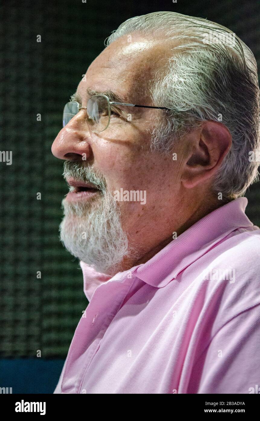 Sociologue argentin, politologue, professeur et écrivain Atilio Boron dans une interview à une station de radio universitaire Argentine Banque D'Images