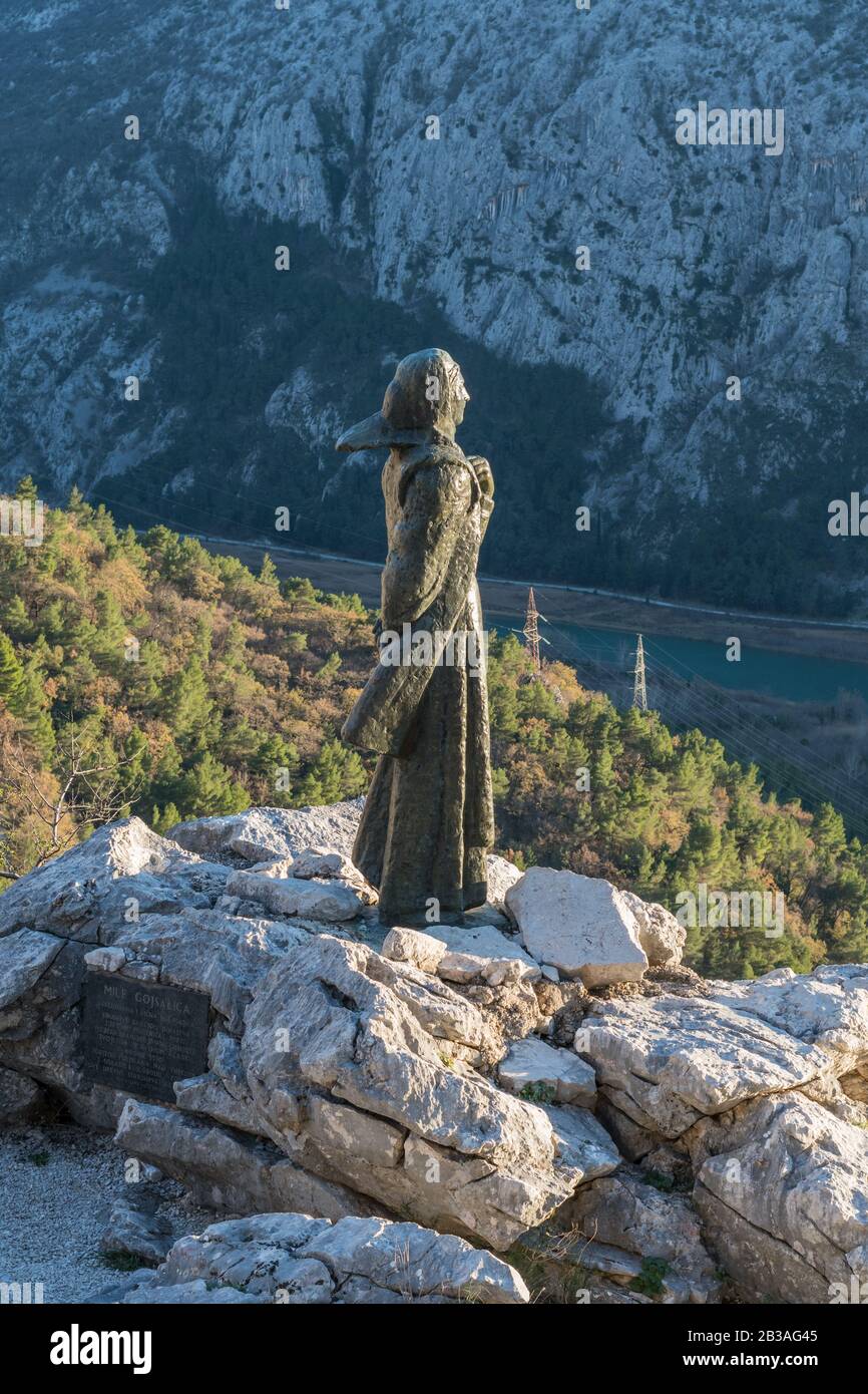 Statue De Mila Gojsalic, Omis Banque D'Images