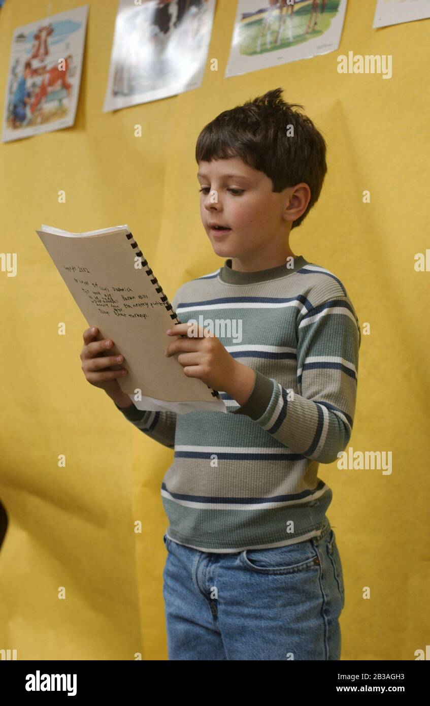 Austin, Texas USA, 02 MAI 2002: Un garçon de deuxième année à l'école élémentaire de Barton Hills lit un rapport scientifique lors d'une « soirée d'édition » pour des sujets scientifiques à l'école.©Bob Daemmrich Banque D'Images