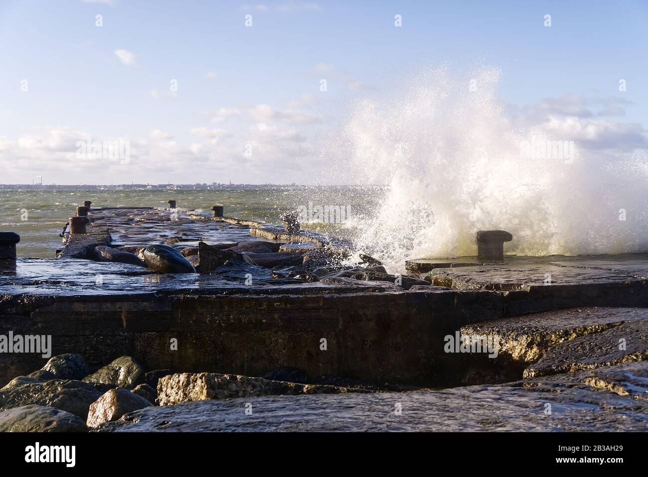Tempête sur la mer baltique. Grandes vagues sur le berth Banque D'Images
