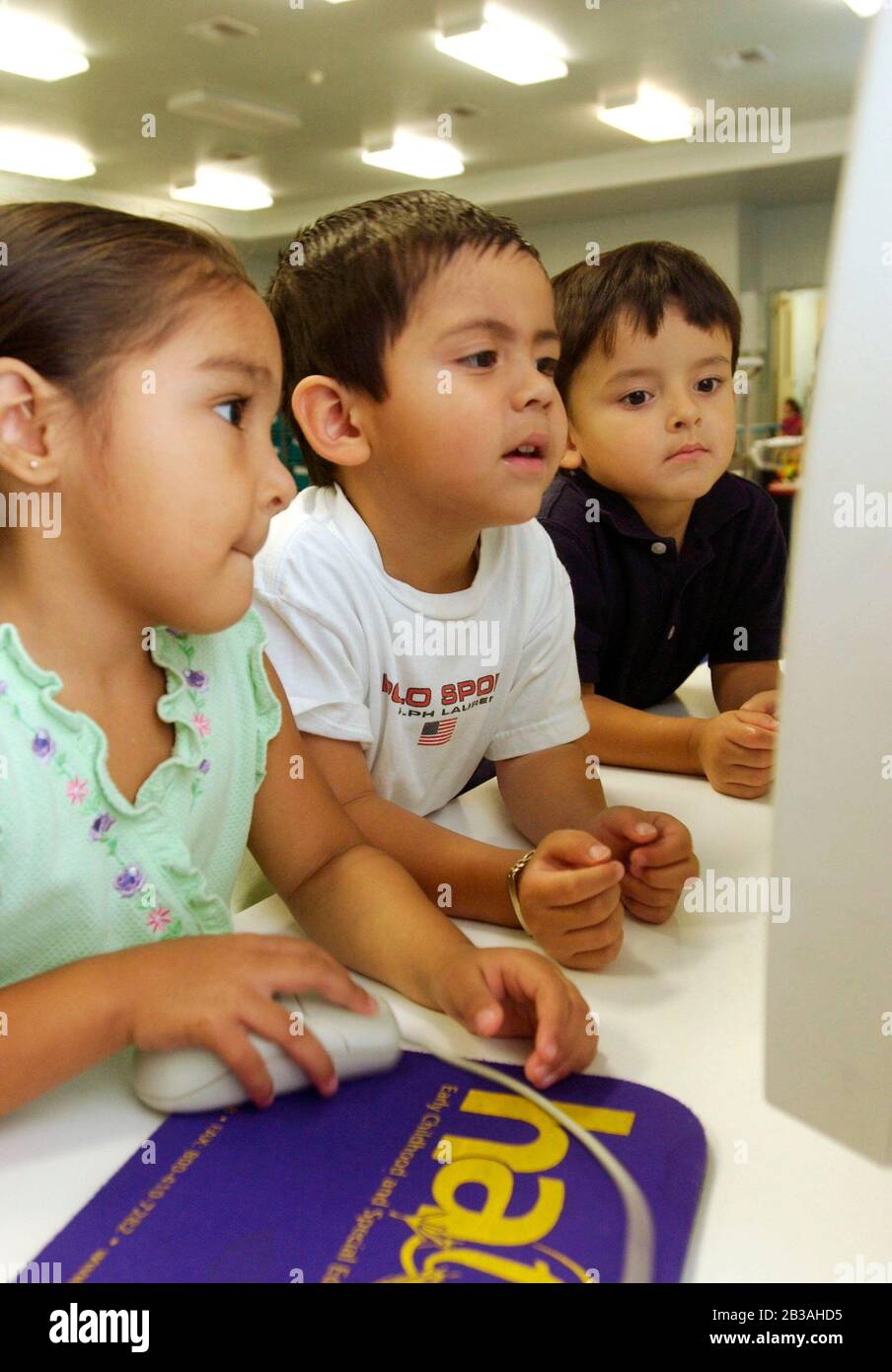 San Benito, Texas 02OCT02: Les enfants de familles à faible revenu de la vallée de Rio Grande, au Texas, naviguent dans un programme d'apprentissage par ordinateur à l'installation de la Gallina Head Start, au nord de Brownsville, au Texas.Des milliers de familles sont servies dans les comtés de Cameron et de Willacy avec 38 écoles pour les enfants de trois et quatre ans dans le programme Head Start créé par le Président Lyndon Johnson dans les années 1960 . éBob Daemmrich Banque D'Images