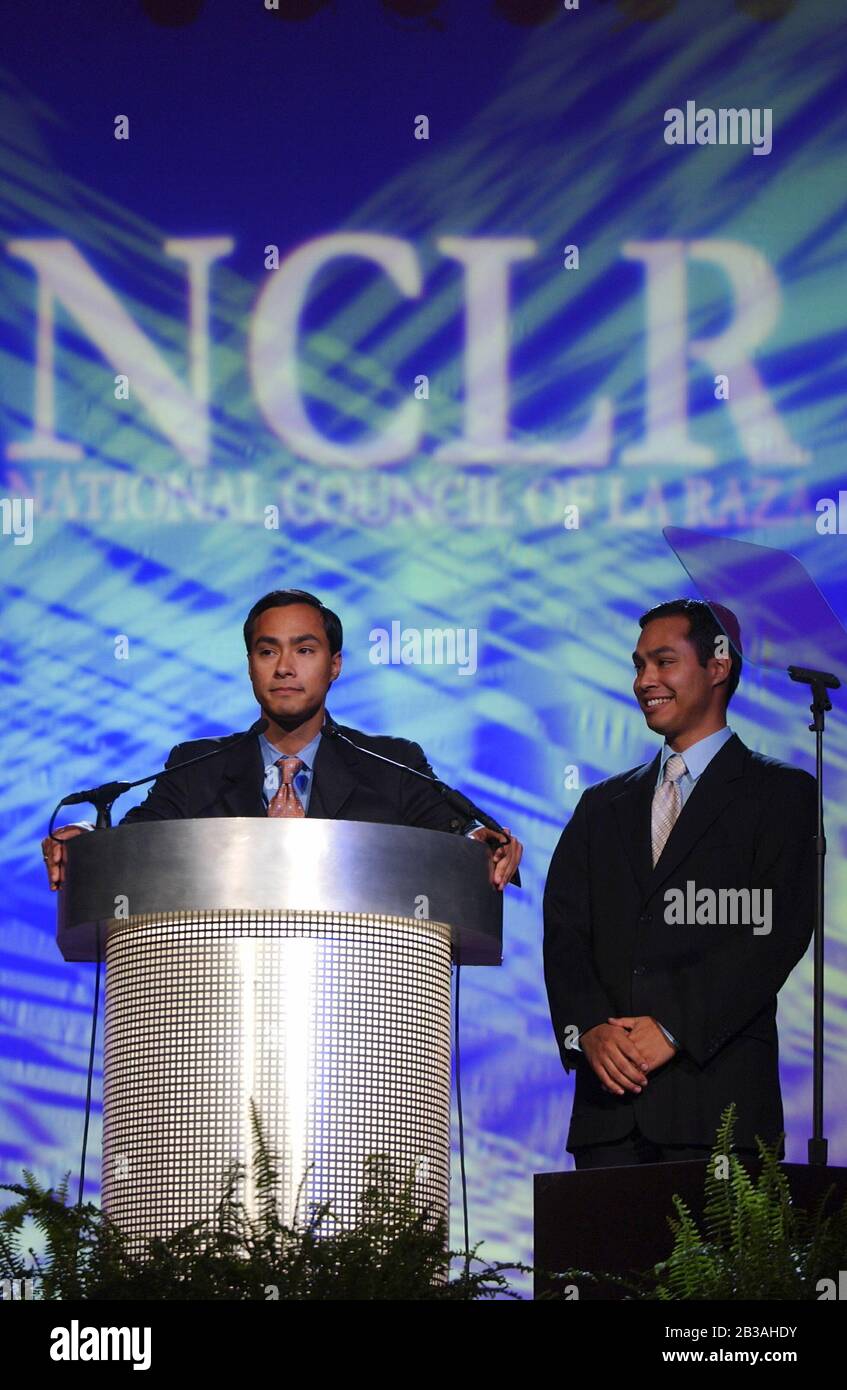 Austin, Texas USA, 15 JUILLET 2003: Joaquin Castro et son frère jumeau Julian Castro s'exprima à la dernière session du Conseil national de la Convention de la Raza.Joaquin Castro est à la Chambre des représentants du Texas et Julian est au conseil municipal de San Antonio.©Bob Daemmrich Banque D'Images