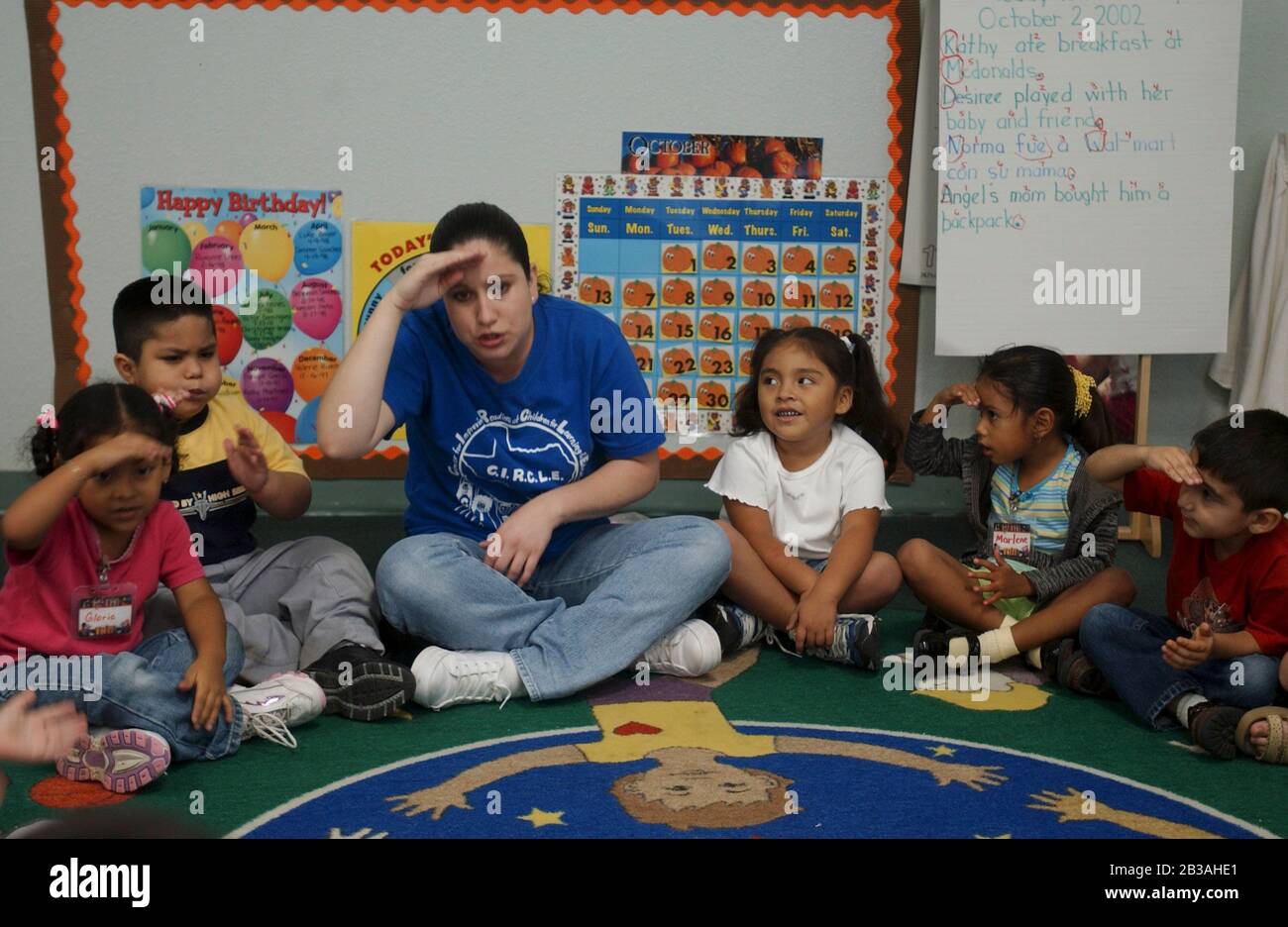 San Benito, Texas, États-Unis, 2 octobre 2002 des enfants de familles à faible revenu de toute la vallée de Rio Grande du Texas assistent à des cours quotidiens à l'installation de la Gallina Head Start, au nord de Brownsville, Texas.Des milliers de familles sont servies dans les comtés de Cameron et de Willacy, avec 38 écoles pour les enfants de trois et quatre ans dans le cadre du programme Head Start créé par le président Lyndon Johnson dans les années 1960.©Bob Daemmrich Banque D'Images