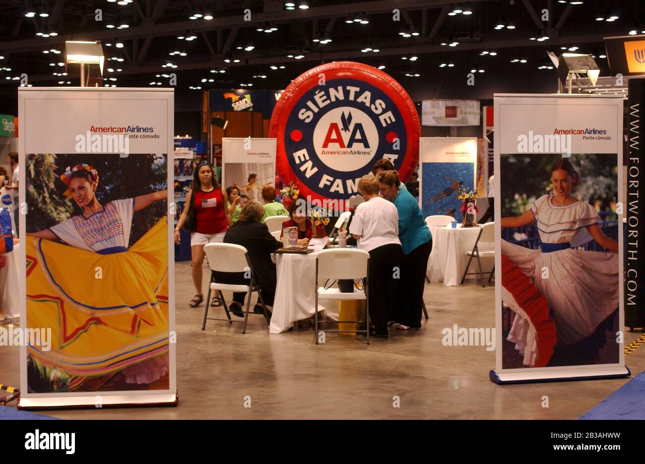 Austin, Texas USA, 14 juillet 2003 : le stand American Airlines au salon professionnel du Conseil national de la Raza, appelé Latino Expo USA, présente plus de 300 expositions de sociétés, d'agences gouvernementales et de groupes communautaires dans tout le pays qui ont développé des partenariats avec la communauté latino-américaine.©Bob Daemmrich Banque D'Images