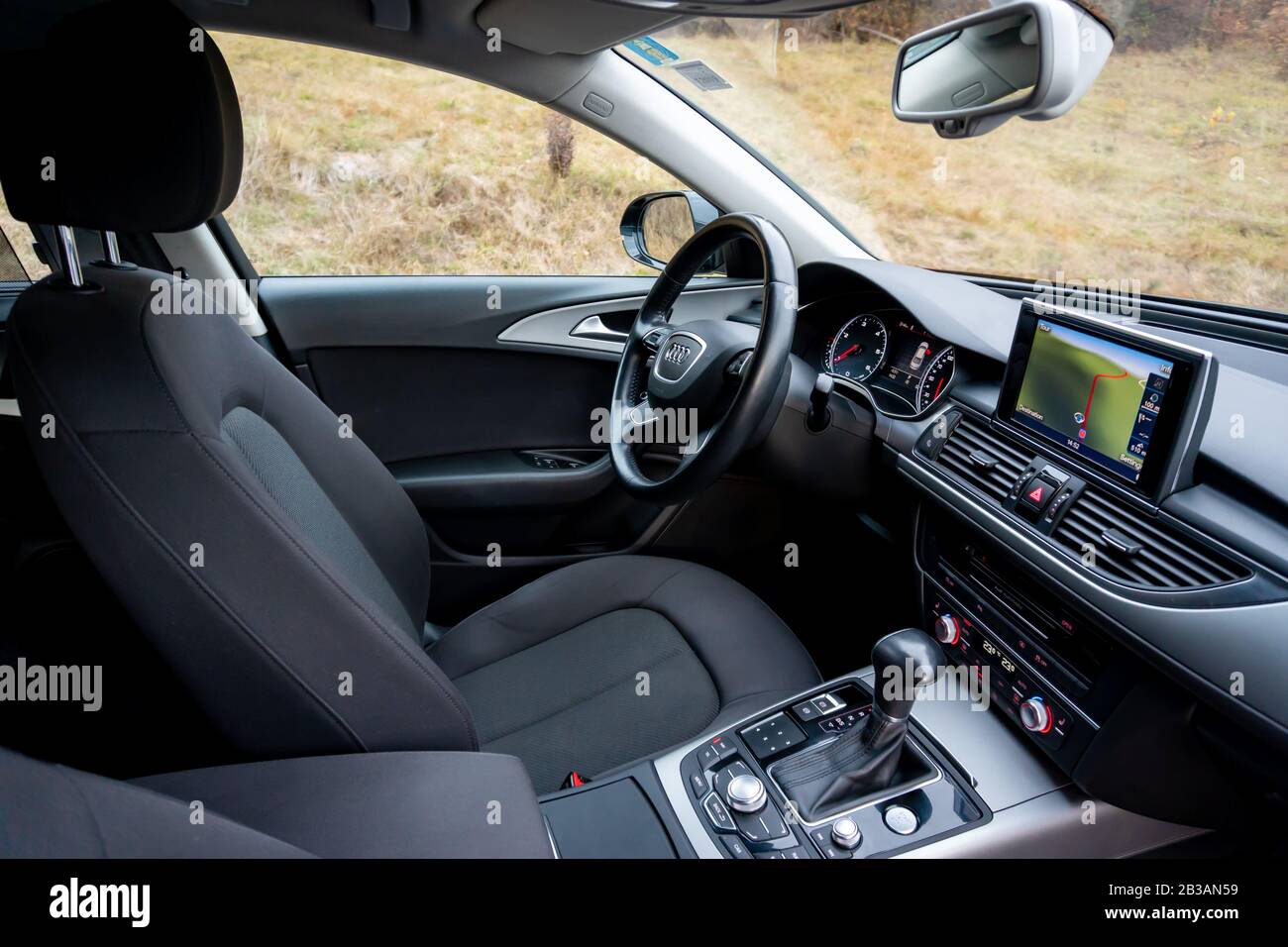 Audi A 6 berline voiture allemande dans un parking vide - séance photo. Photos détaillées à l'intérieur de la voiture avec tableau de bord, sièges, écran de navigation, rapport automatique Banque D'Images