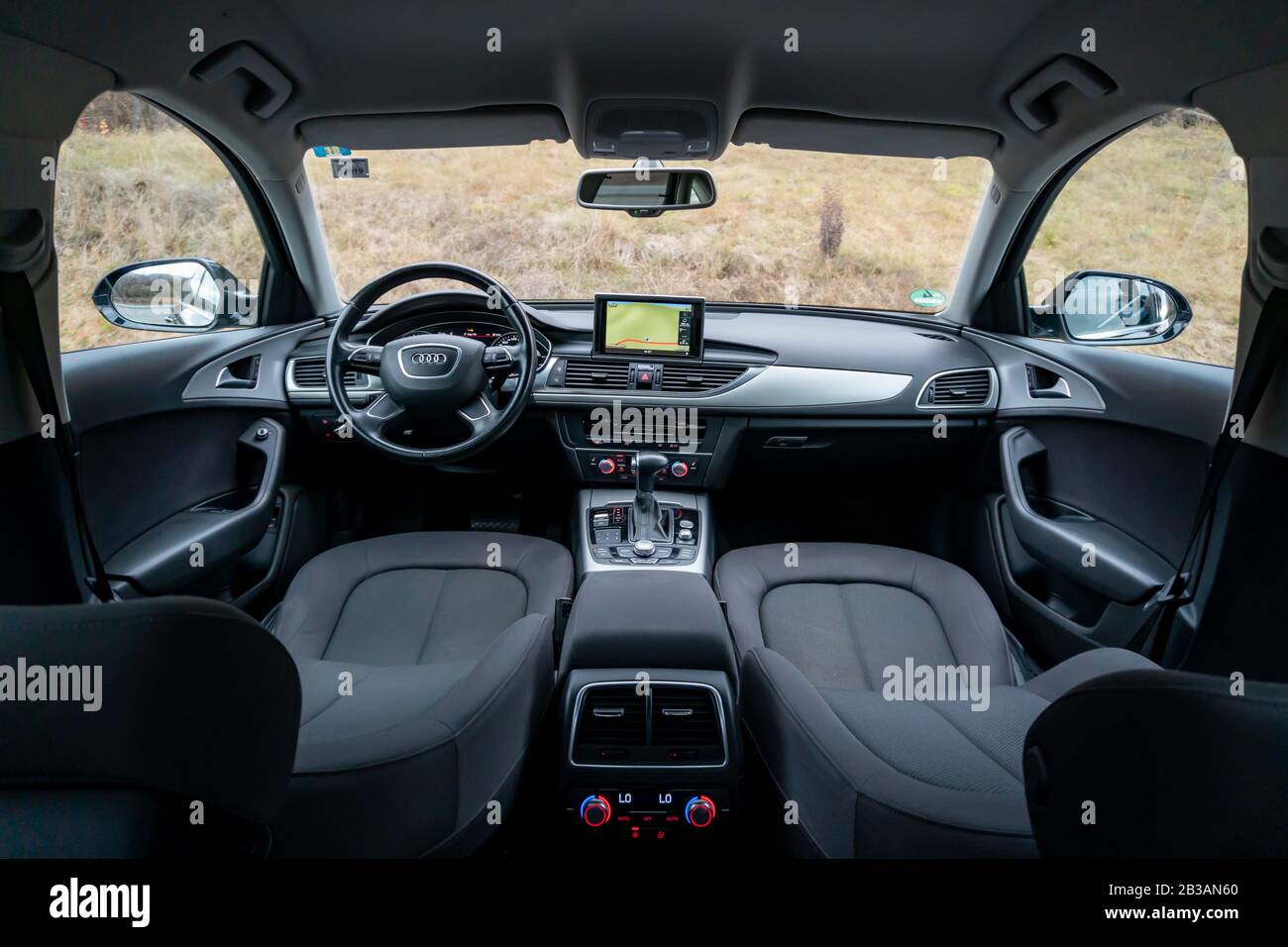 Audi A 6 berline voiture allemande dans un parking vide - séance photo. Photos détaillées à l'intérieur de la voiture avec tableau de bord, sièges, écran de navigation, rapport automatique Banque D'Images