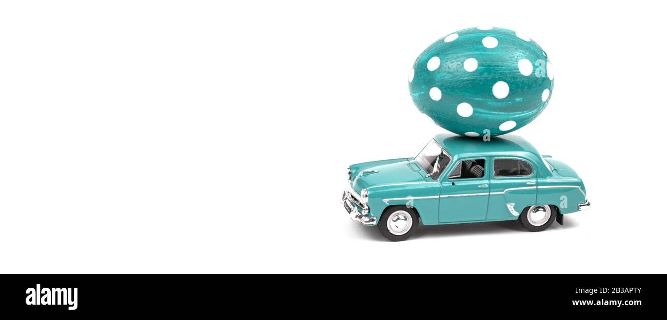 Œufs de Pâques. Christ est ressuscité. Œufs multicolores. Oeufs de Pâques voiture verte sur un fond blanc isolé. Fond de Pâques. Bannière. Placer pour le texte Banque D'Images